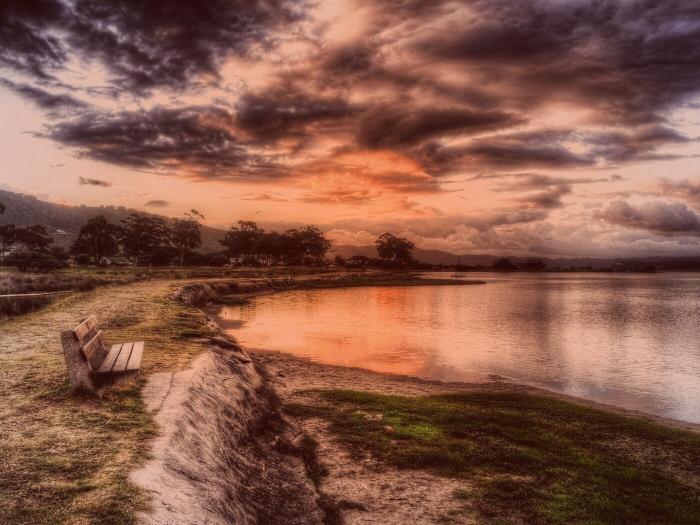 Скамейка у озера обои