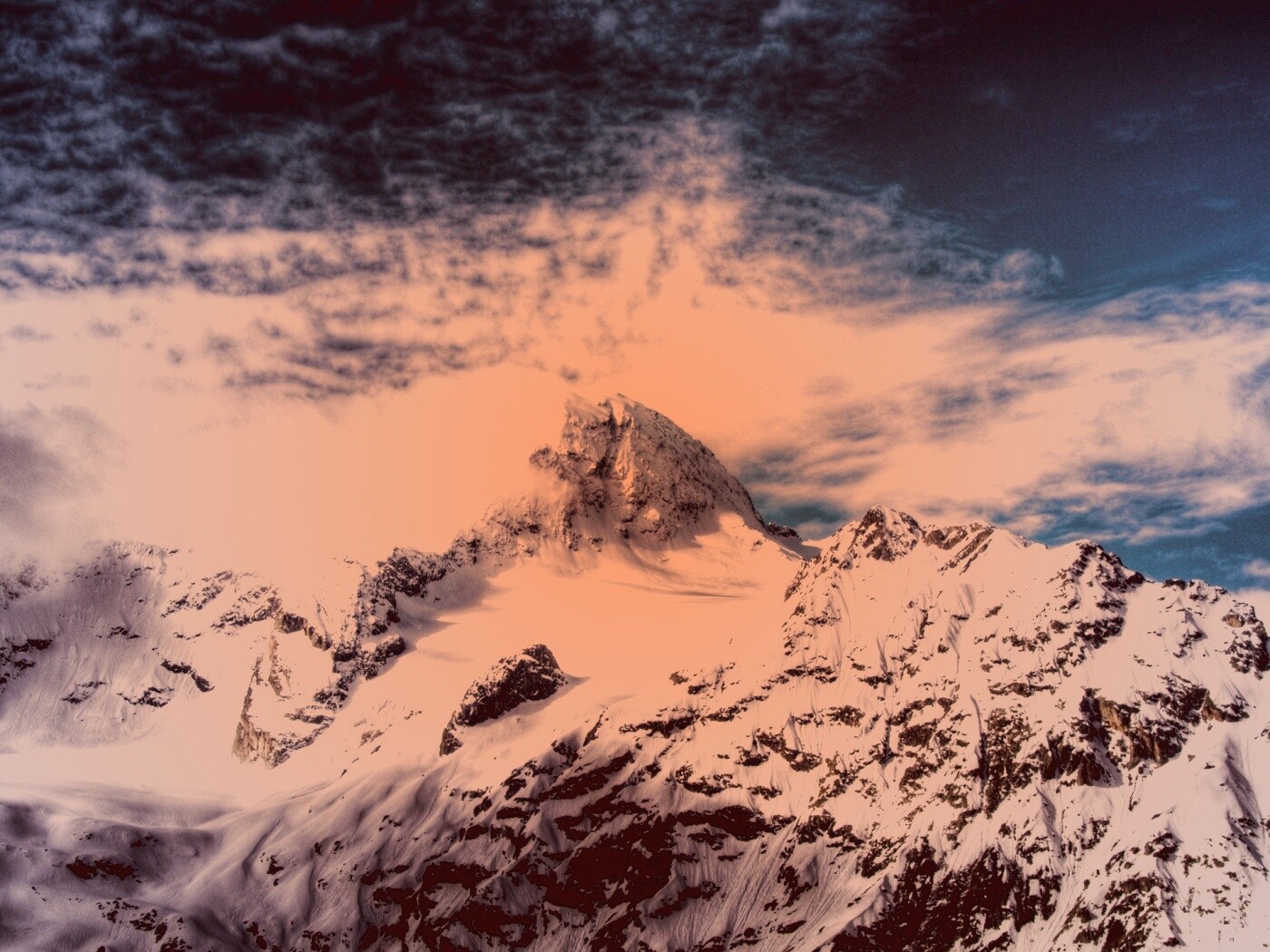 Снежные горные вершины на ветру обои