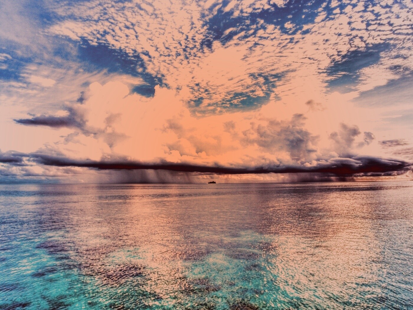 Тучи над морем обои