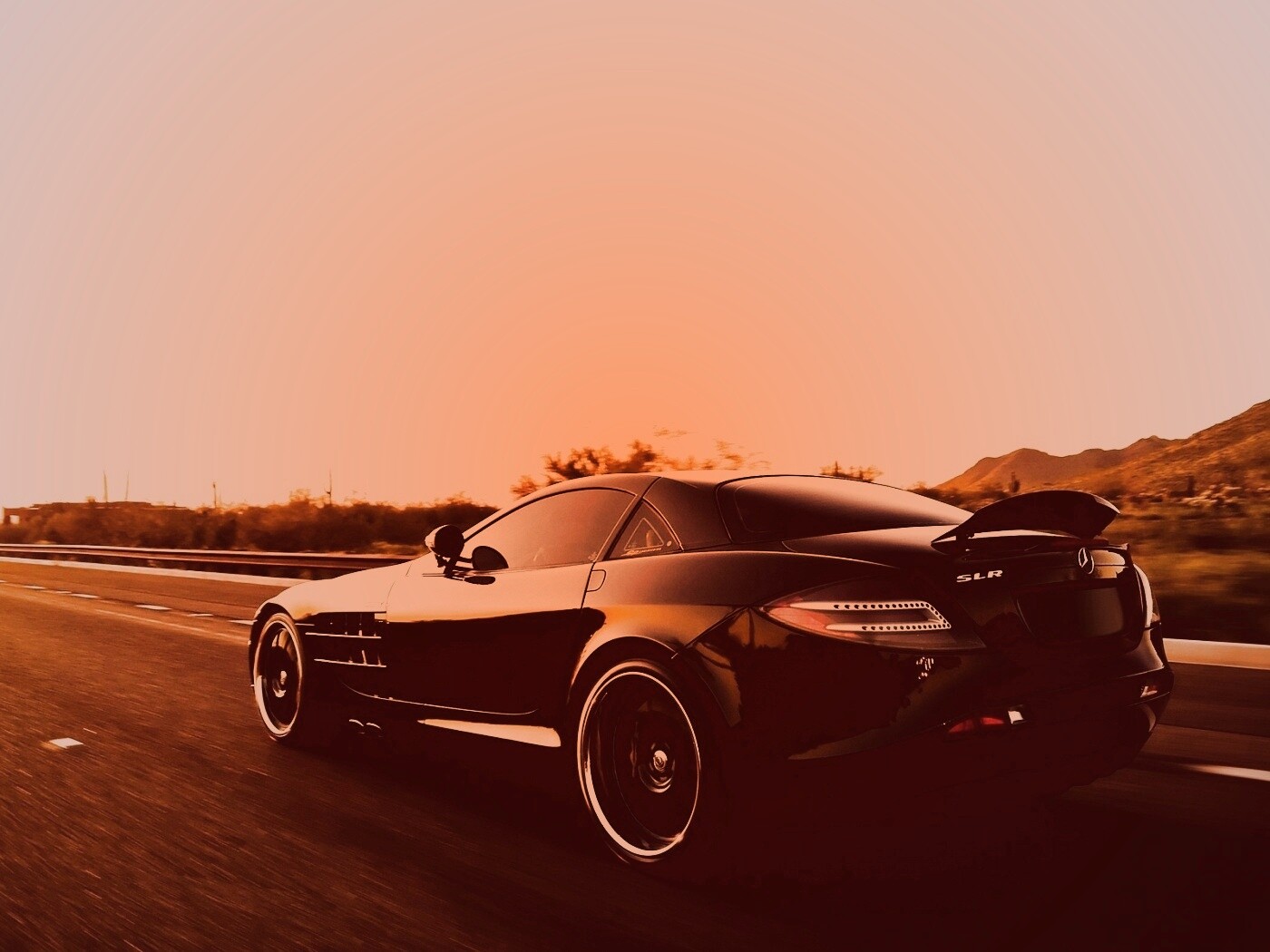 Черный автомобиль уезжает в закат обои