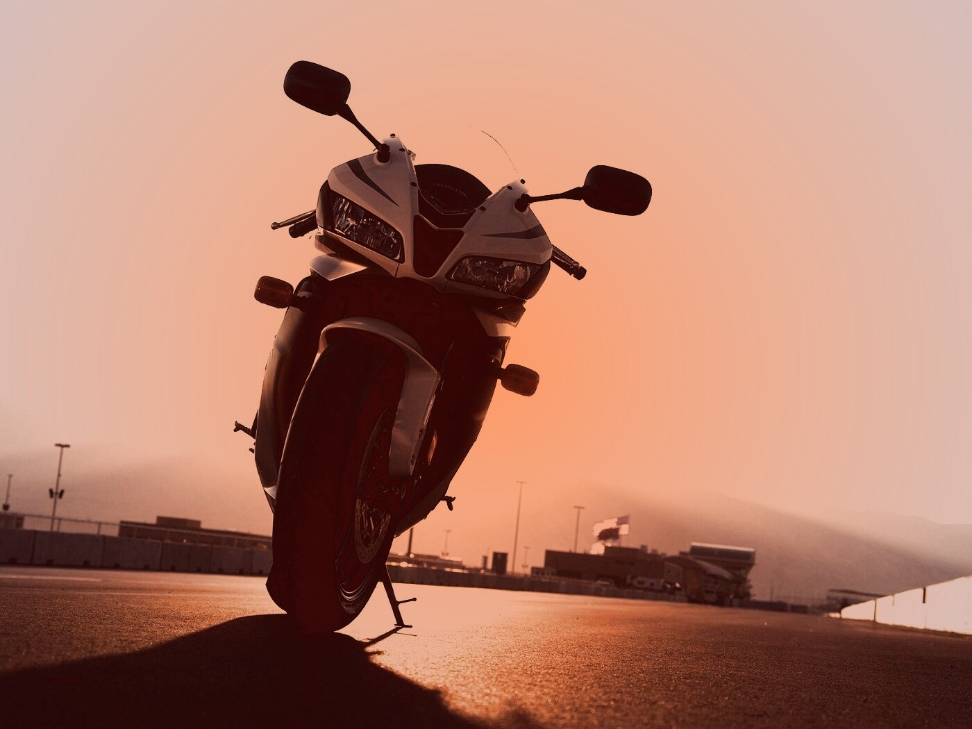 Мотоцикл на фоне заходящего солнца обои