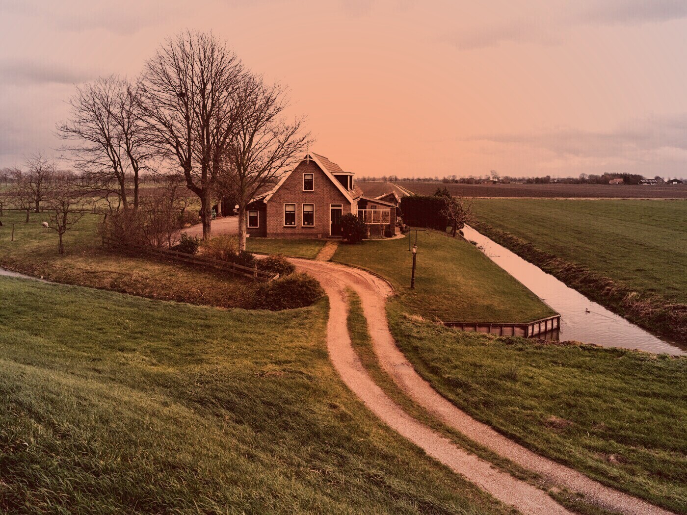 Дом в поле обои