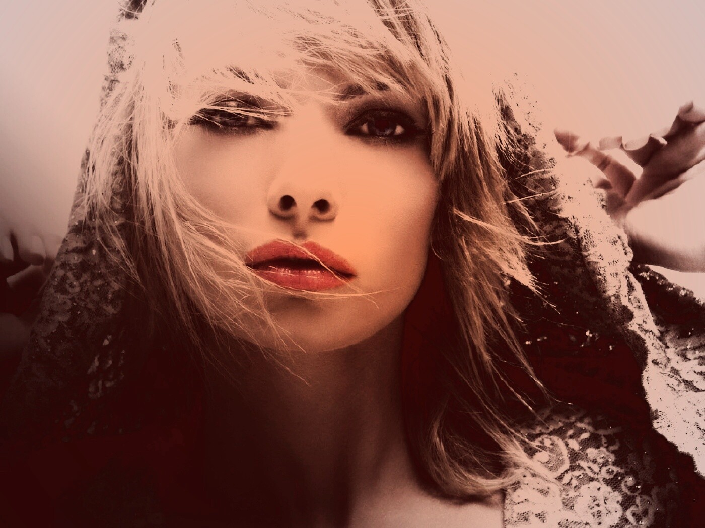 Девушка с красными губами обои