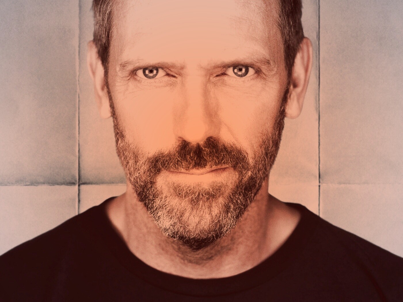 Доктор Хаус в футболке со змеями на трости обои