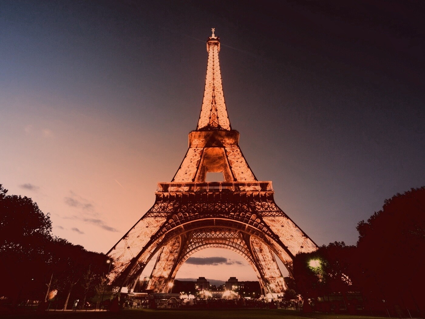 Светящаяся эйфелева башня обои
