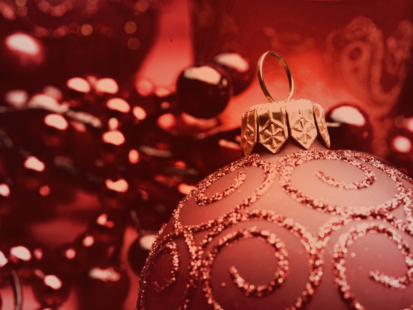 Красная ёлочная игрушка обои