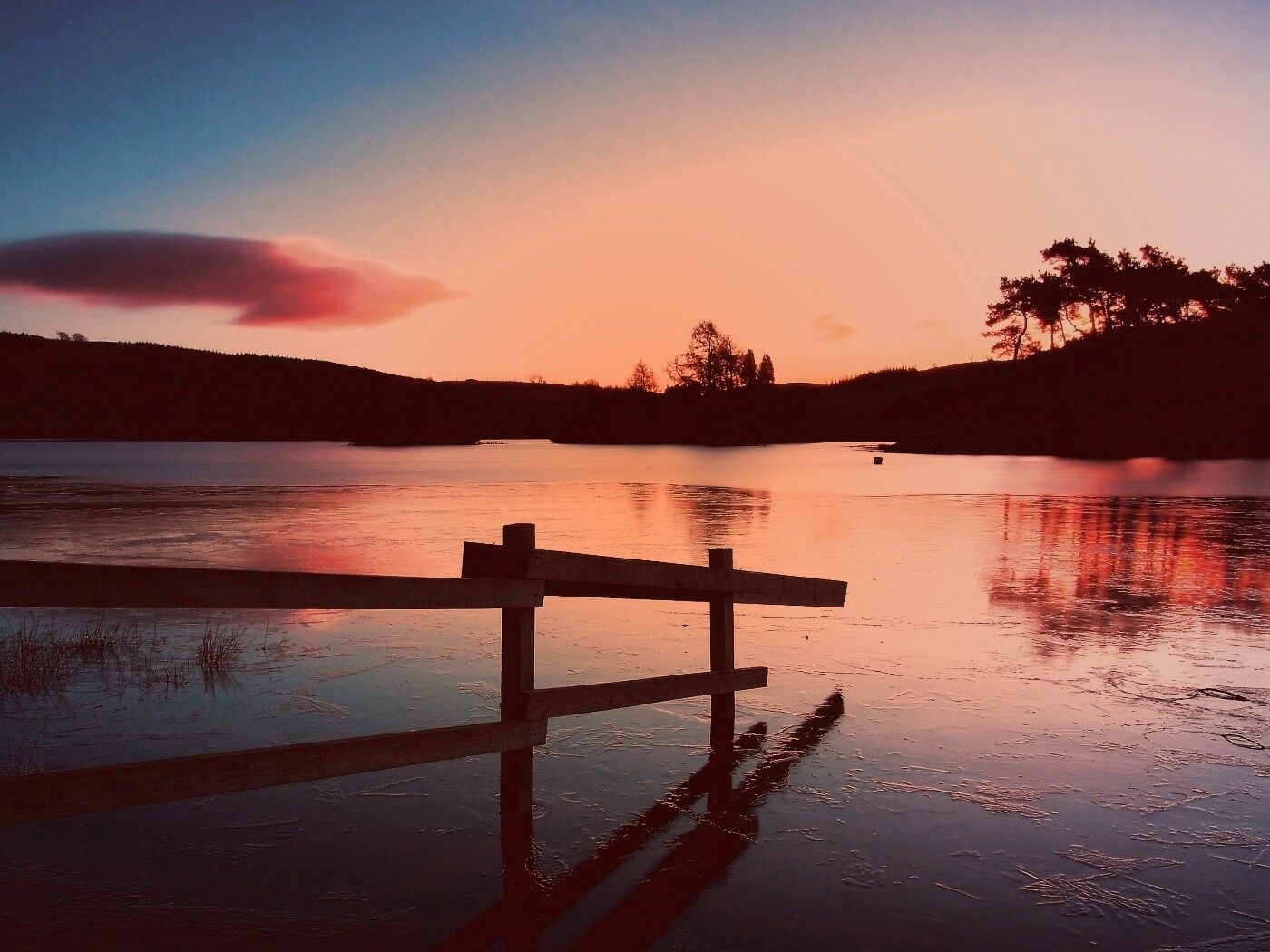 Красивый закат на озере обои