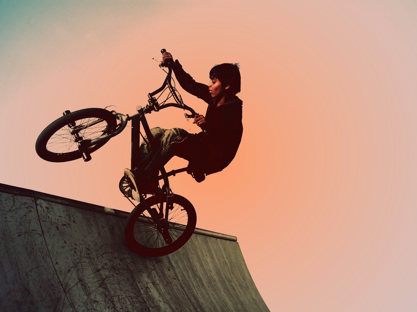 Мальчик на рампе обои