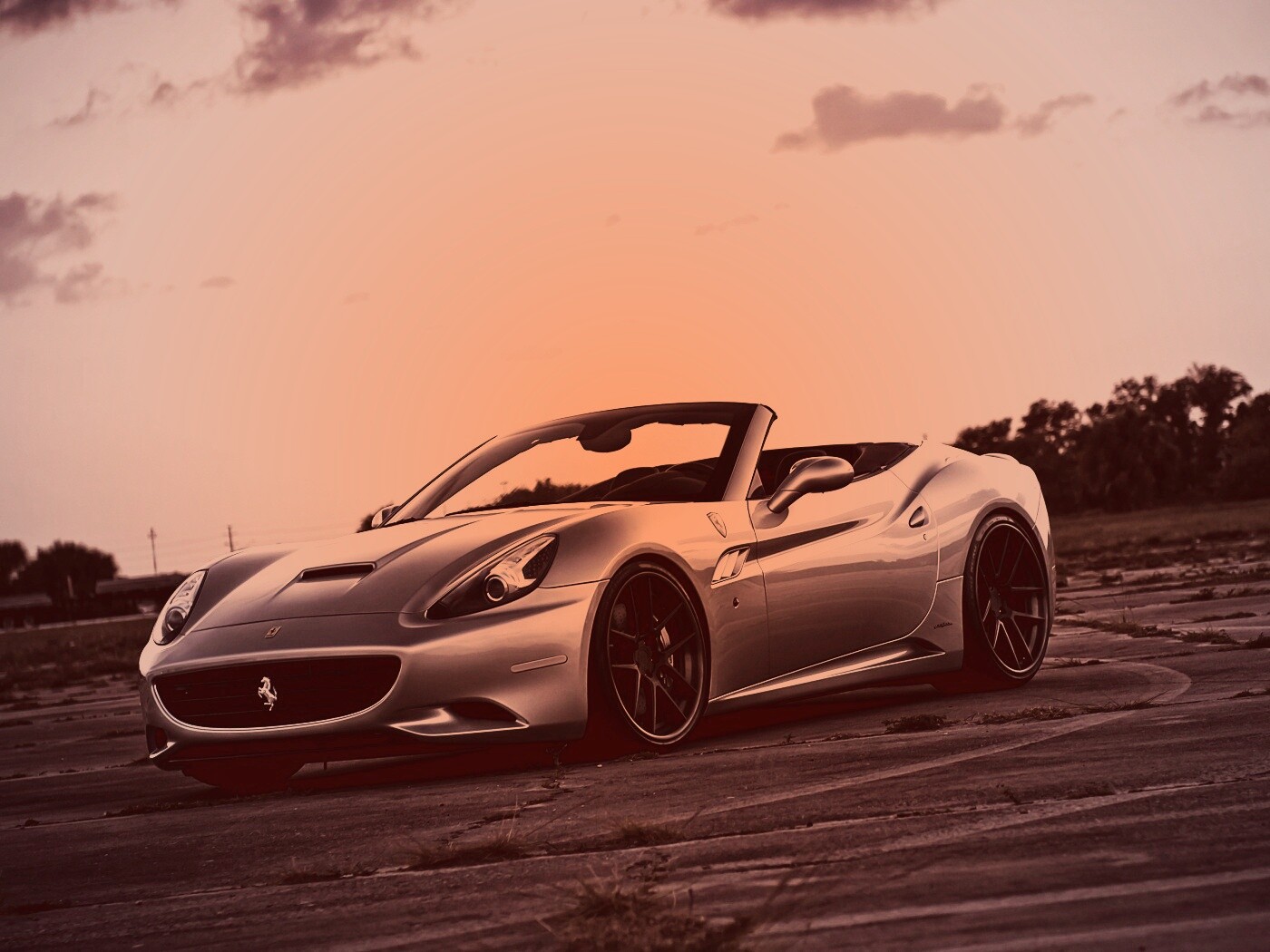 Ferrari на взлетном поле обои