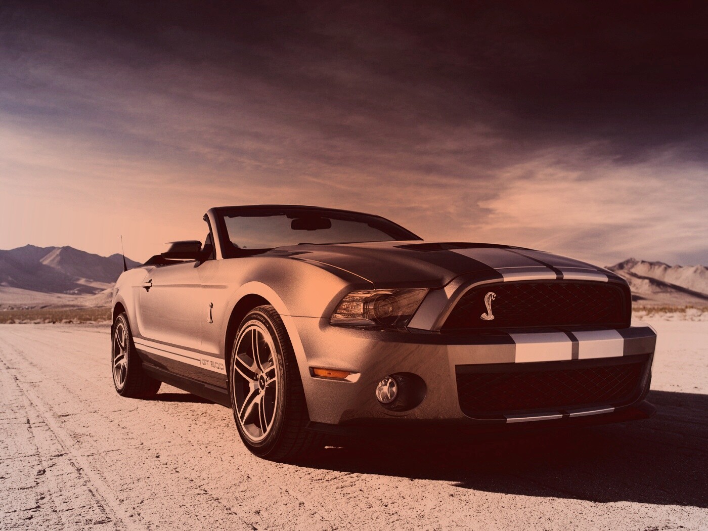 Ford Mustang на фоне гор обои