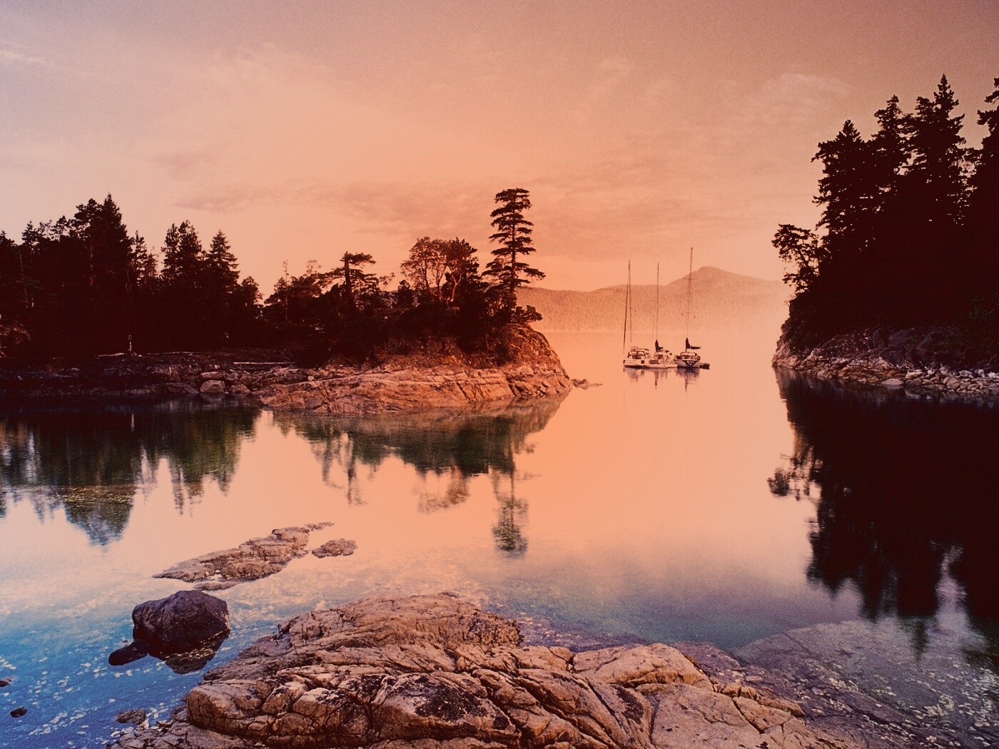 Яхты в заливе обои