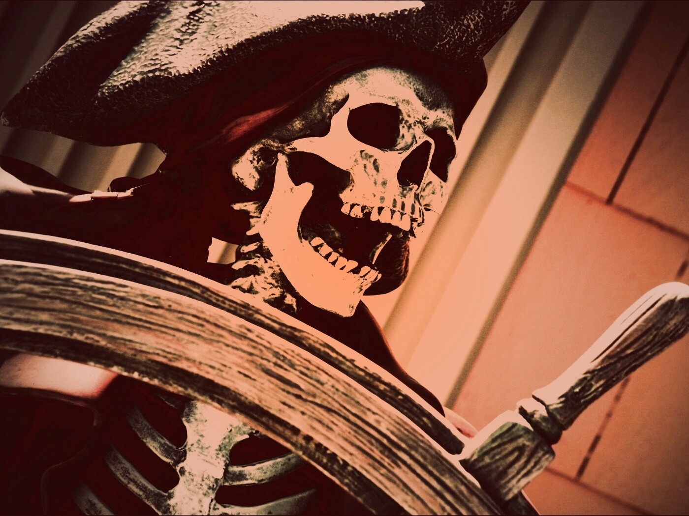 Скелет пирата за штурвалом обои