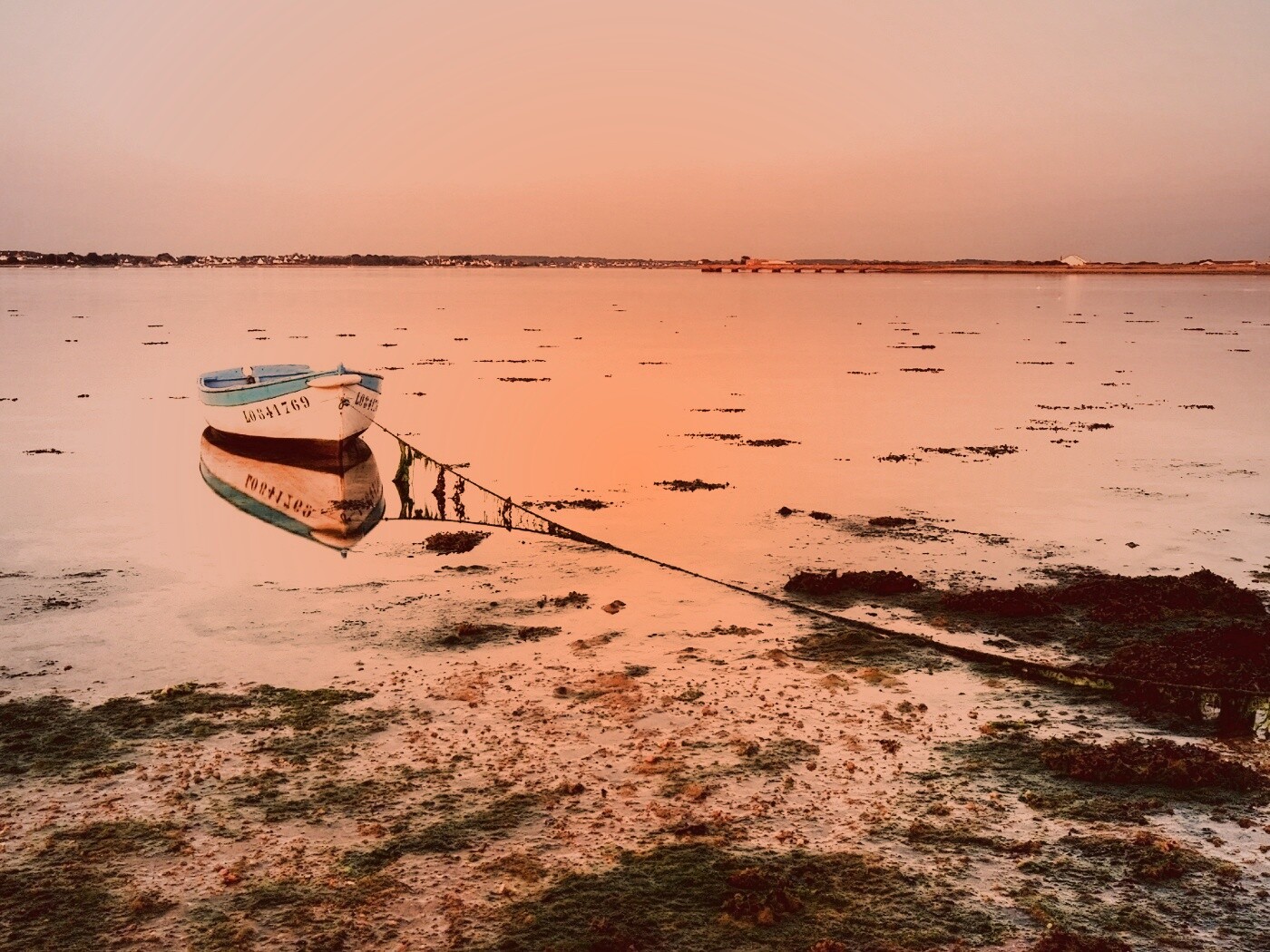 Лодка на илистом берегу обои