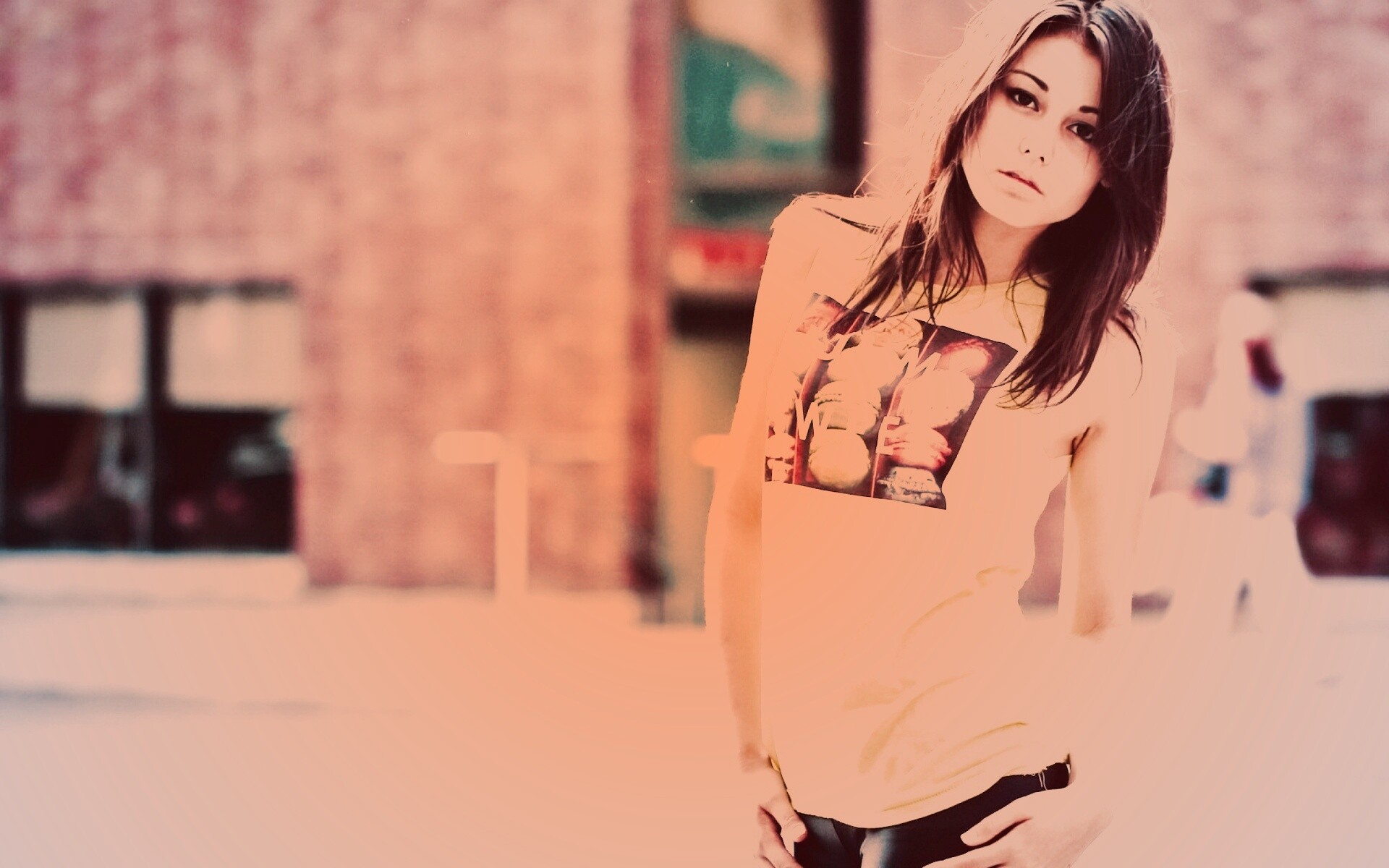 Молодая девушка в городе обои