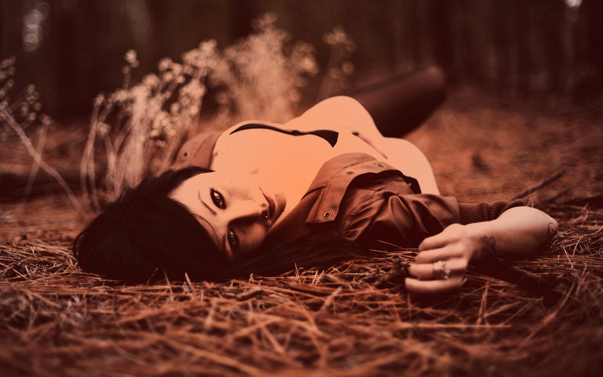 Лежащая на траве обои