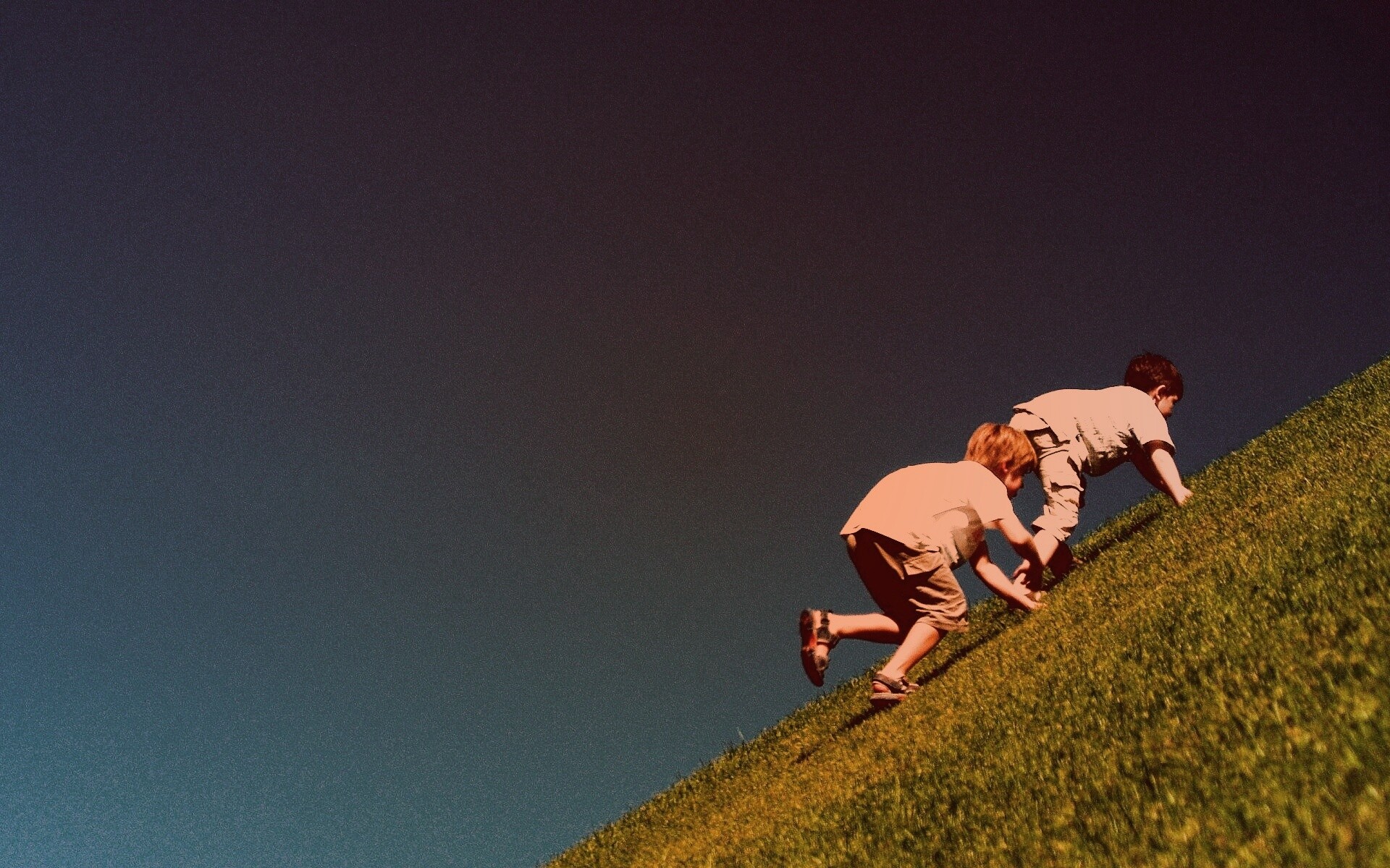 Дети взбираются в гору обои