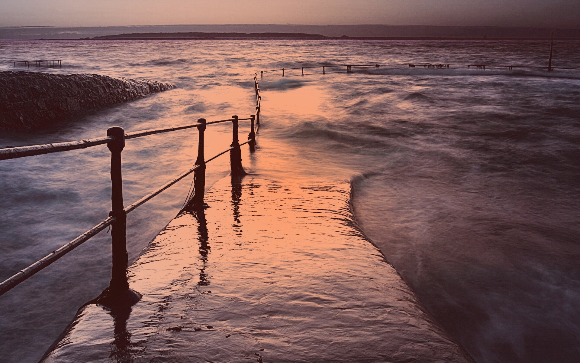 Пирс уходящий в море обои