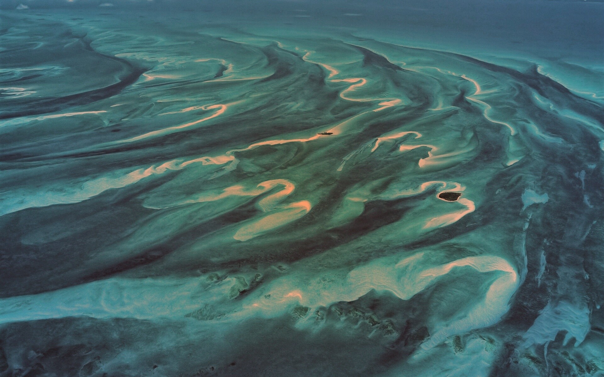 Остров среди лазурных рифов обои