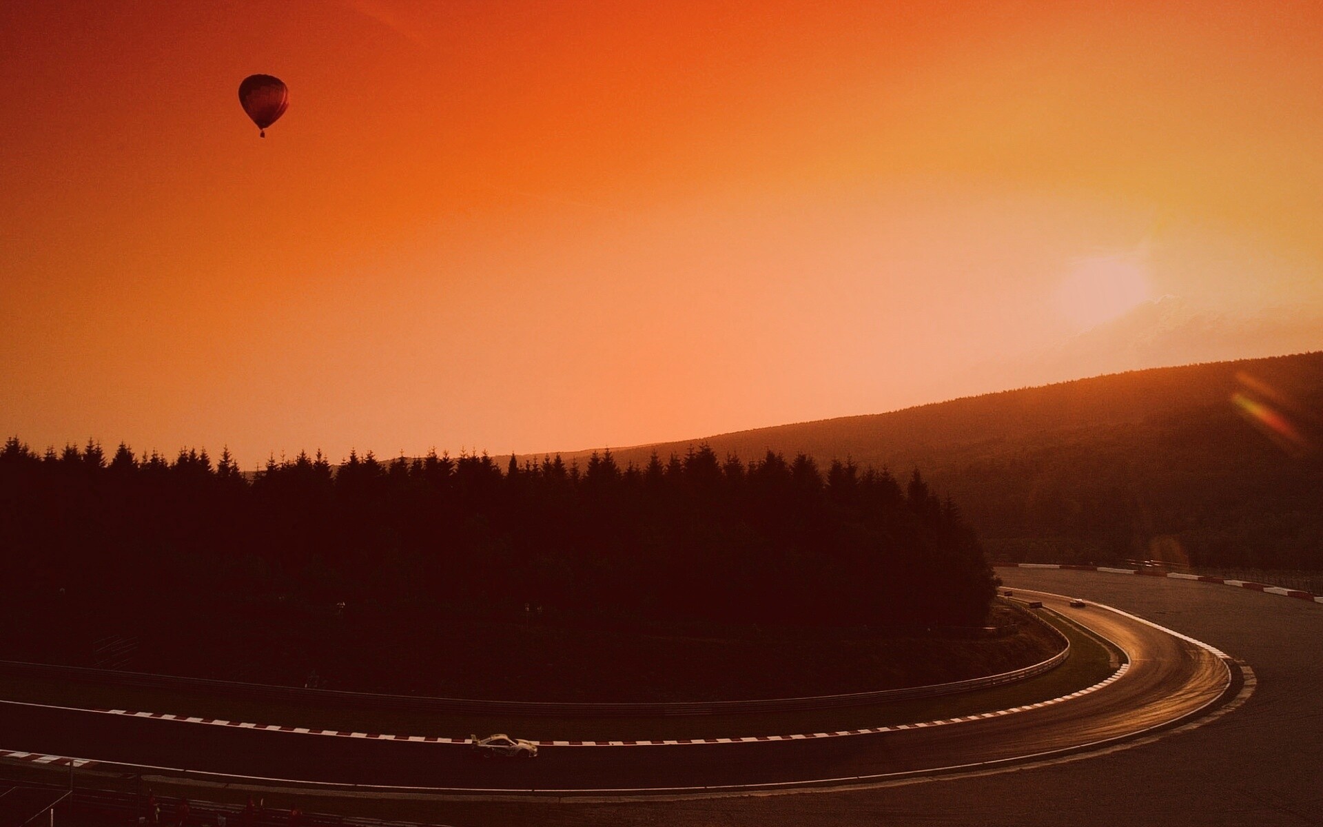 Воздушный шар над треком обои