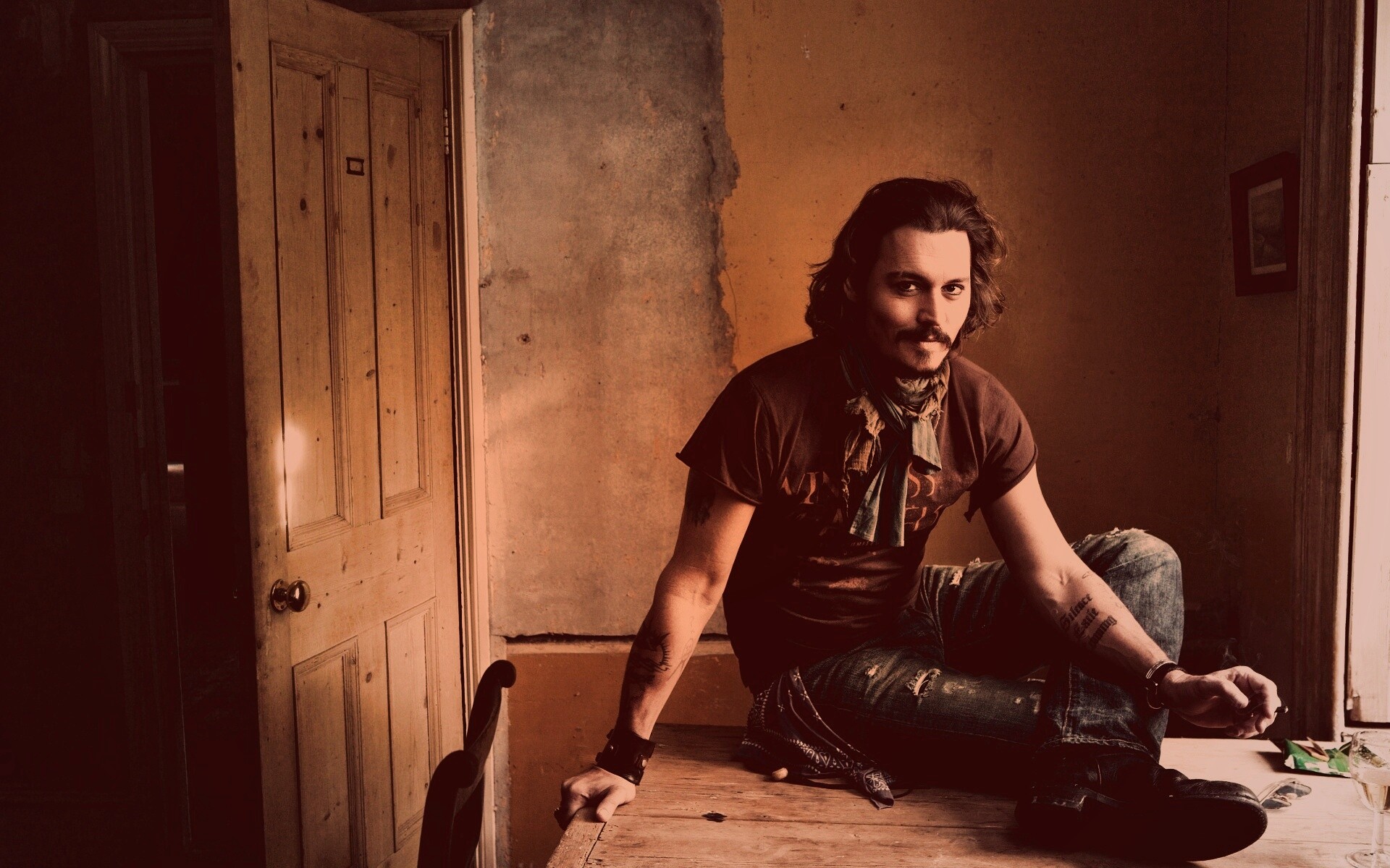 Джонни Депп на столе обои