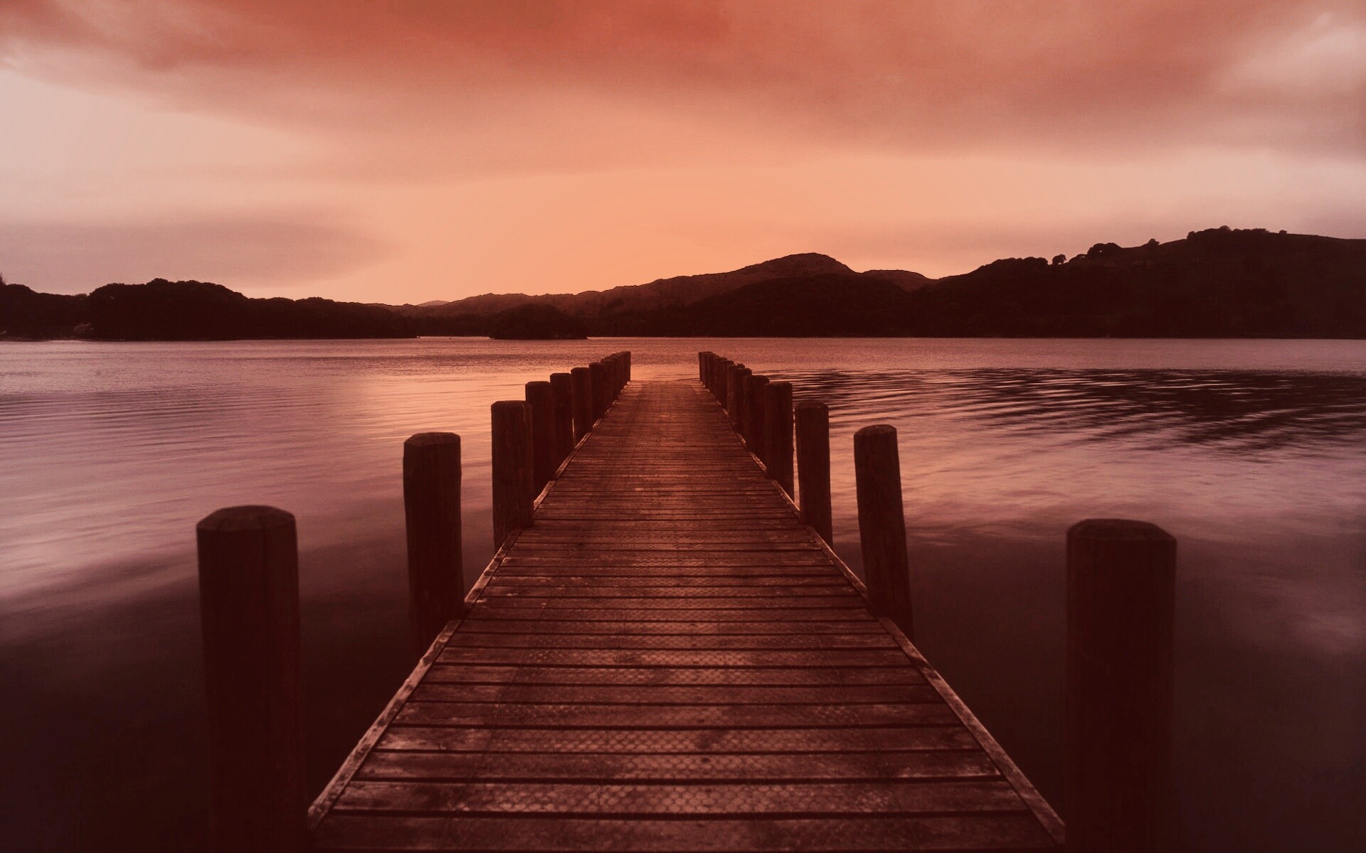 Деревянный причал на озере обои