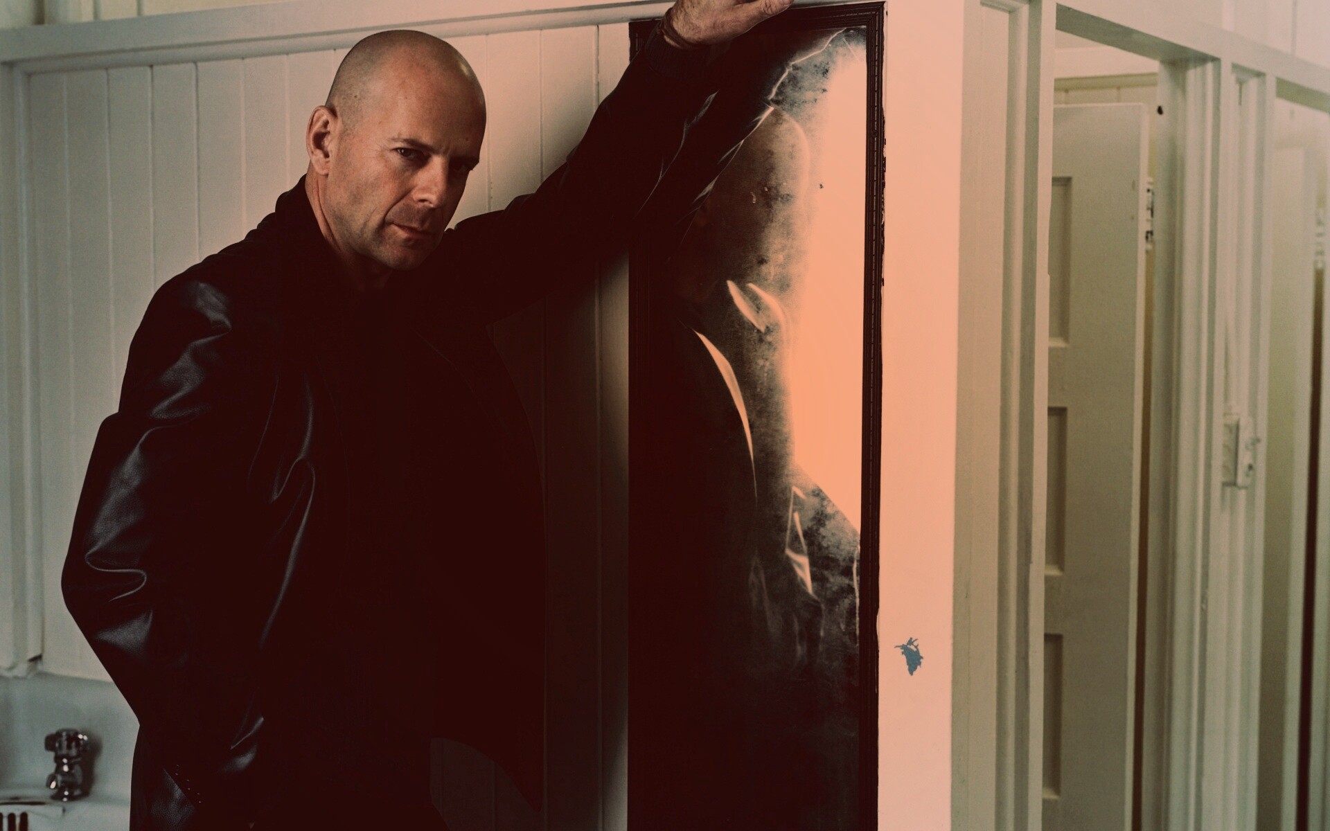 Брюс Уиллис у зеркала обои