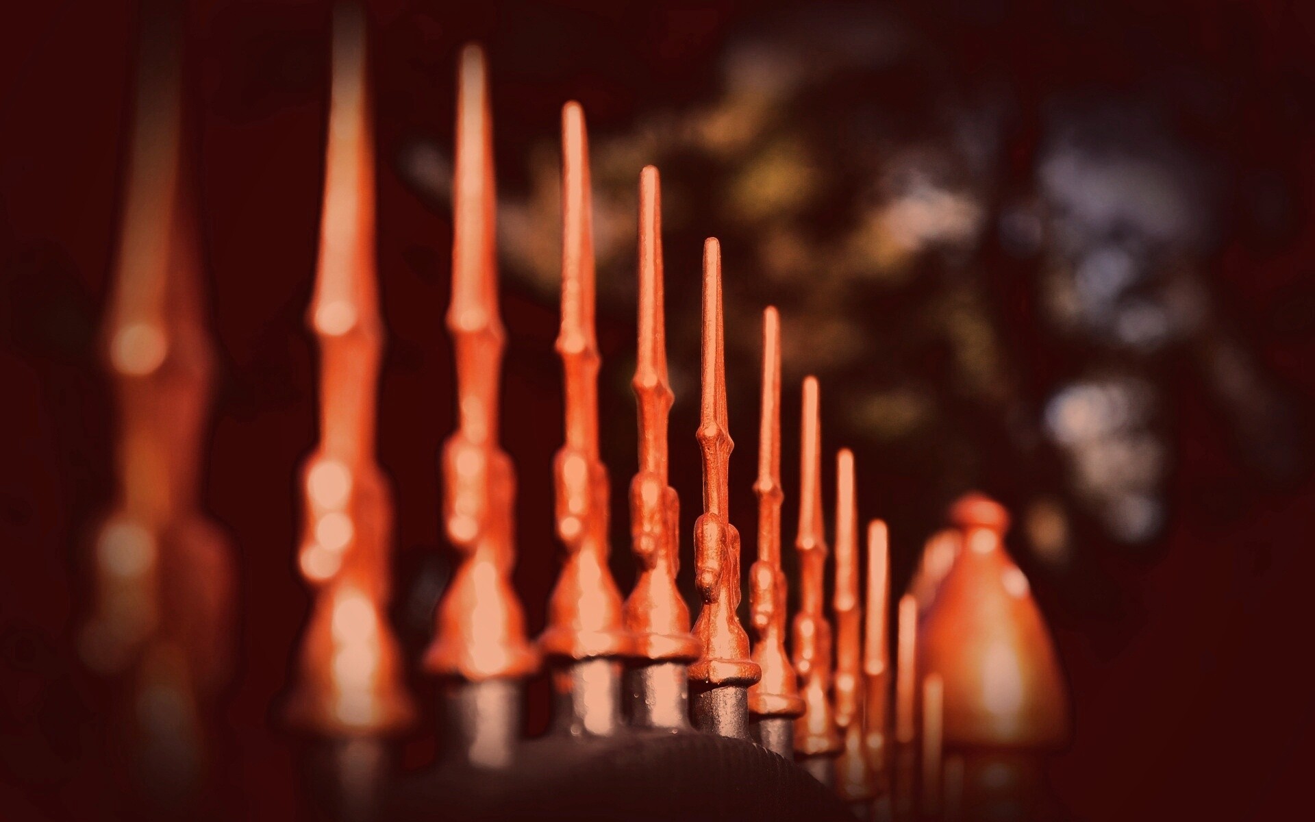 Оранжевые наконечники на ограде обои