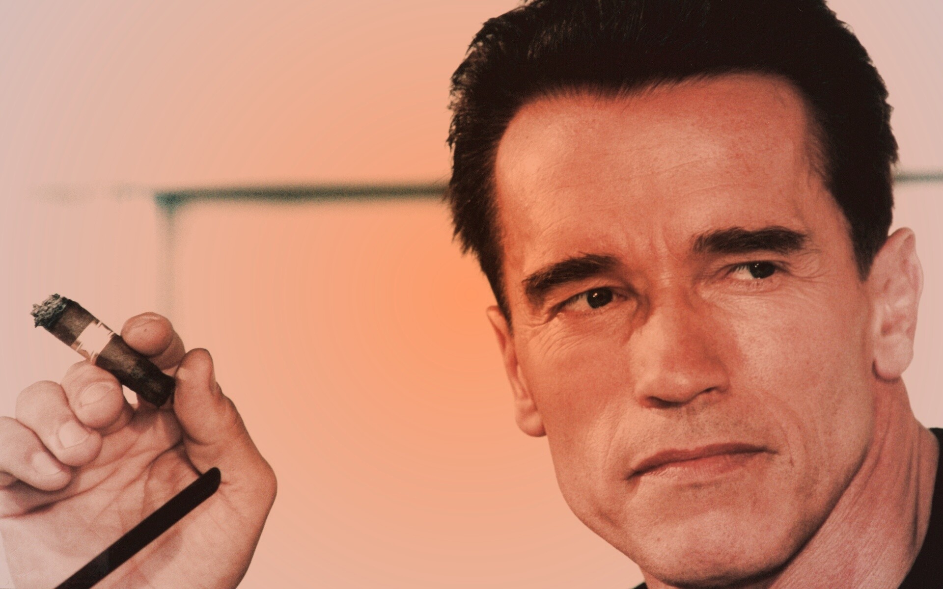 Арнольд Шварцнеггер с сигарой обои
