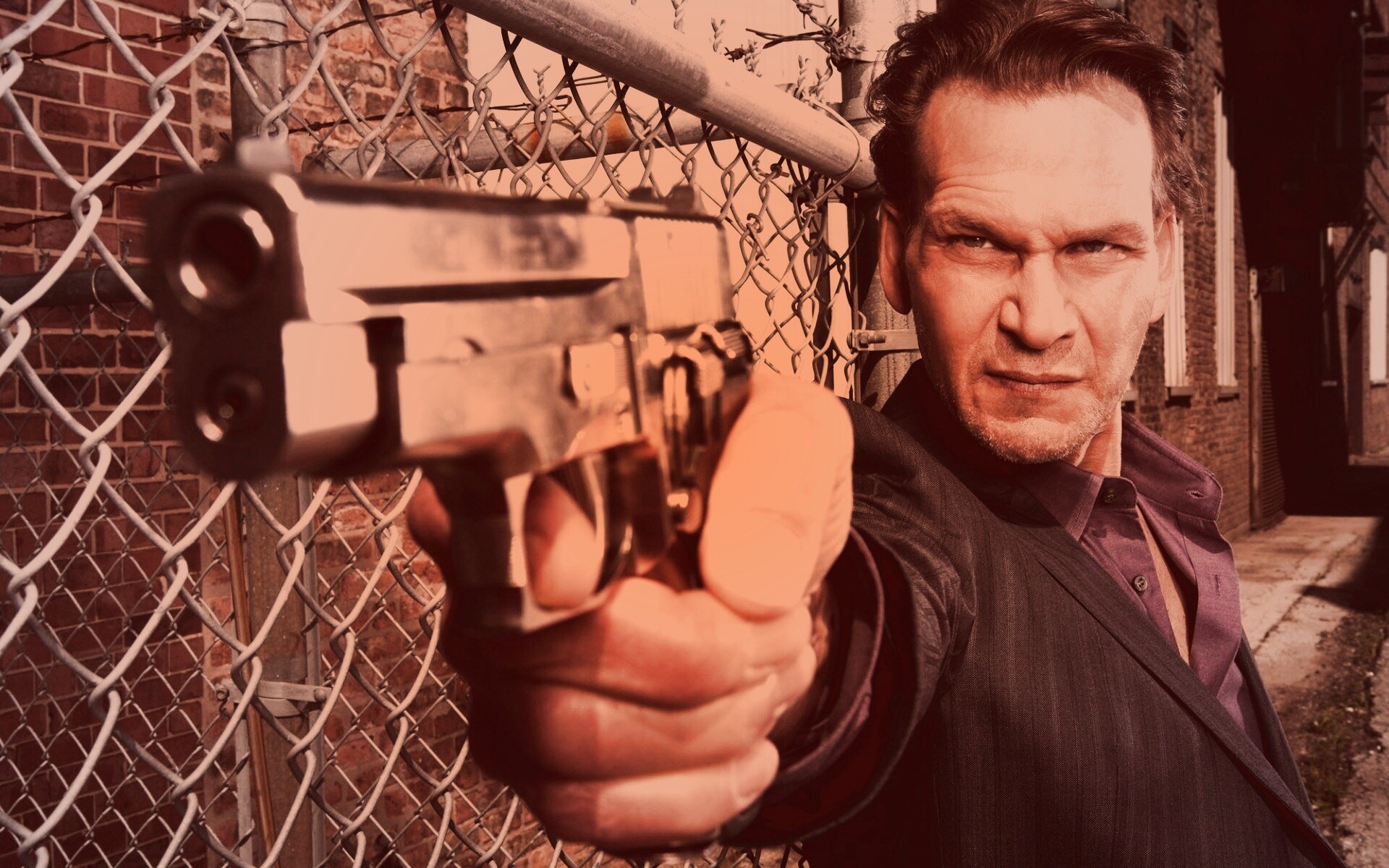 Патрик Суэйзи с пушкой обои