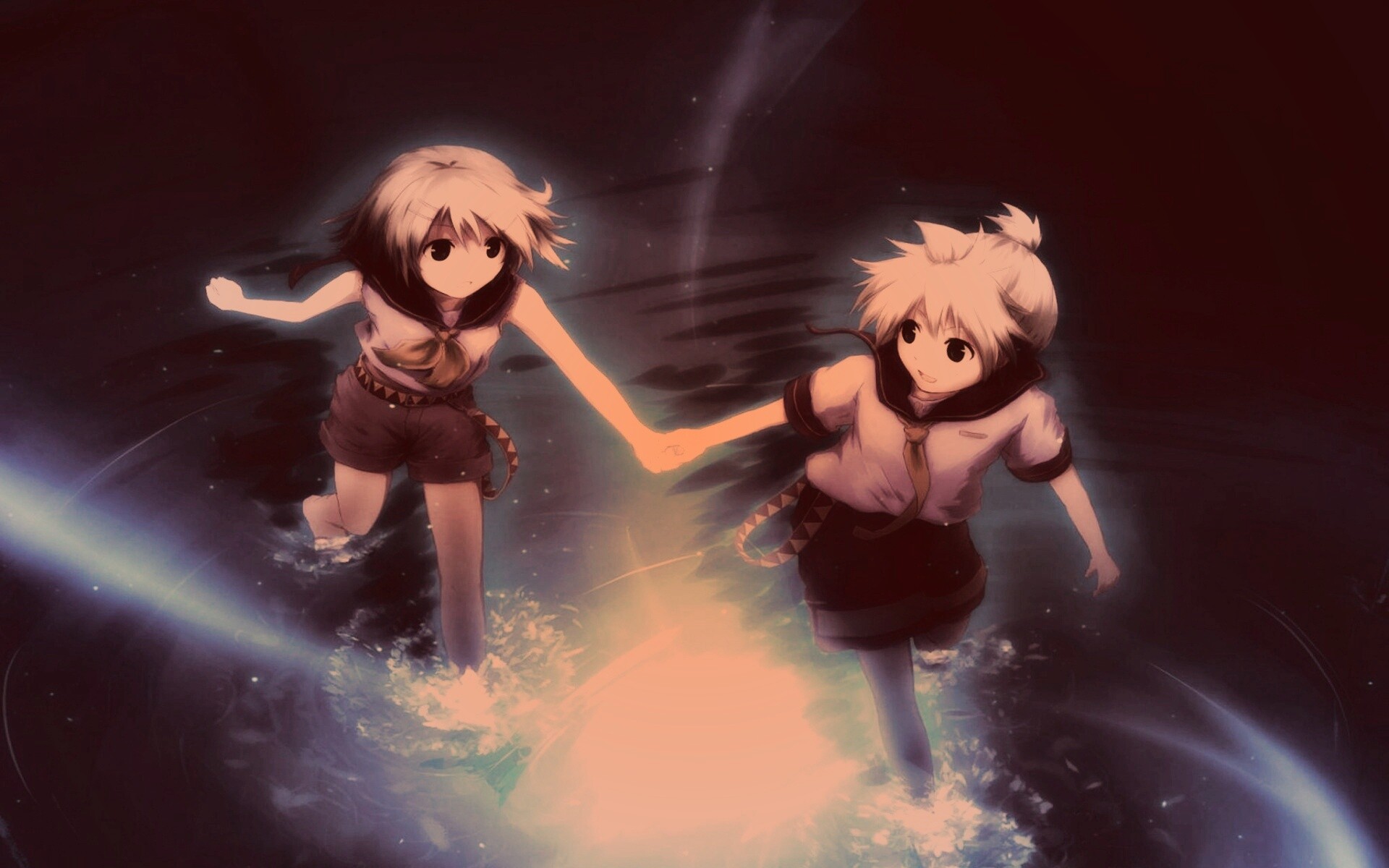 Девочки бегут по воде обои