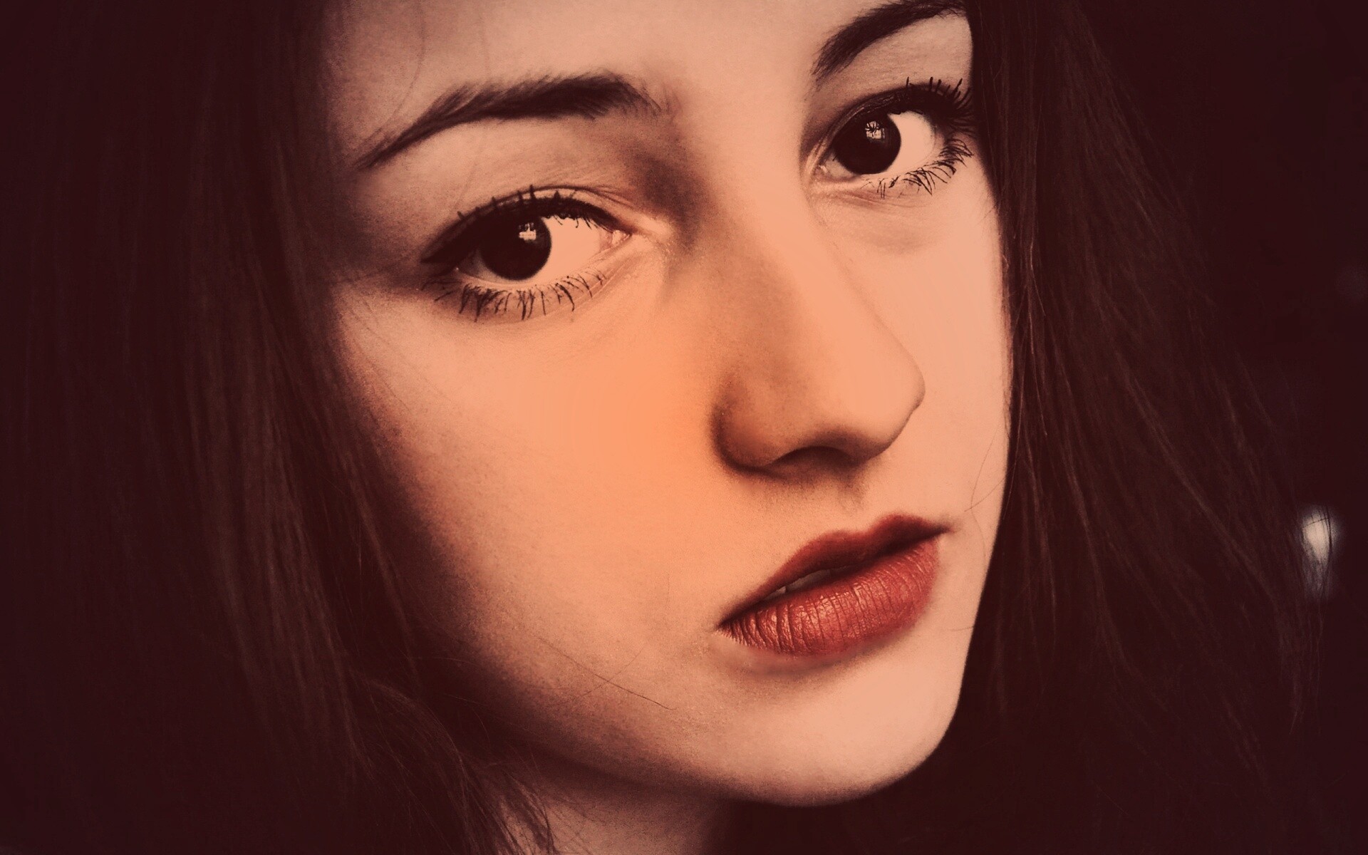 Брюнетка с ярким макияжем и печальным лицом обои