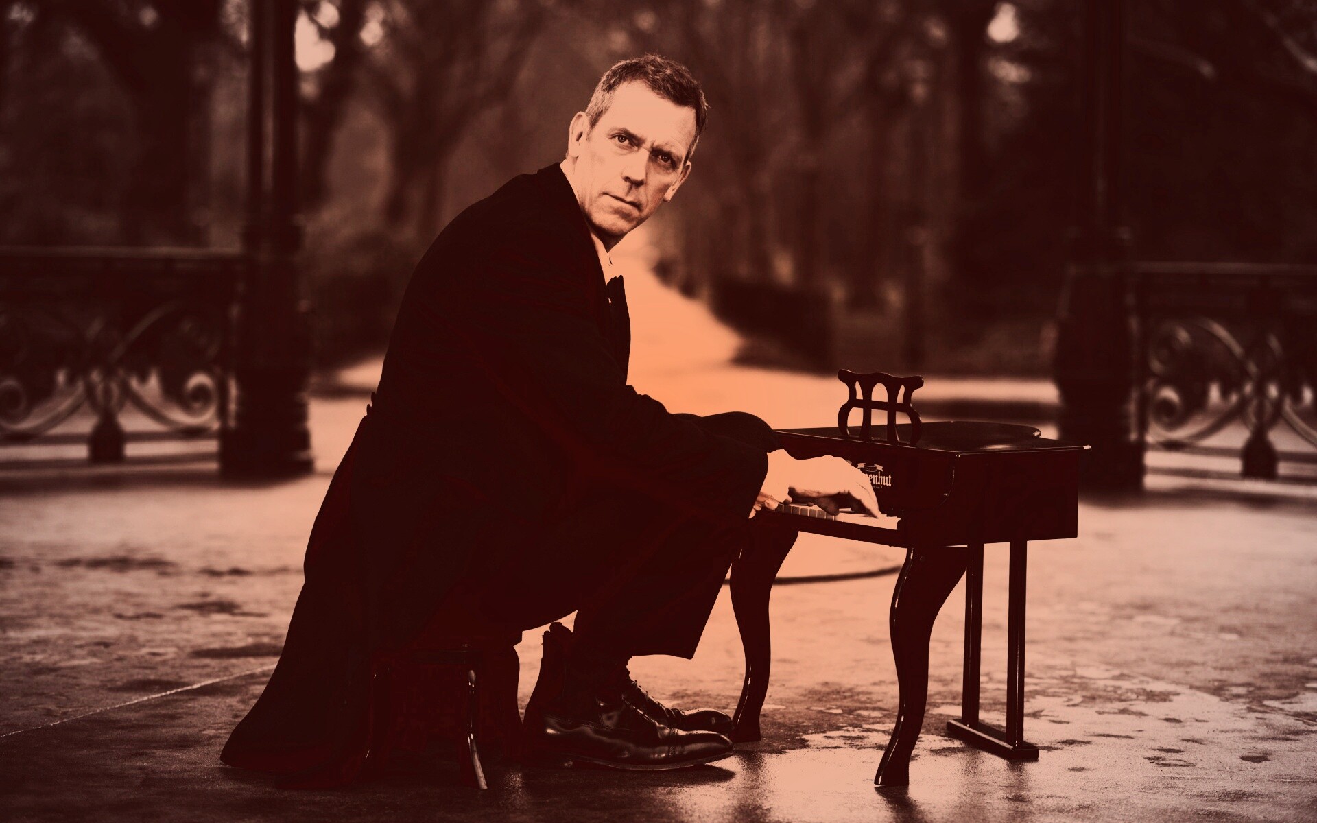 Хью Лори за маленьким роялем обои