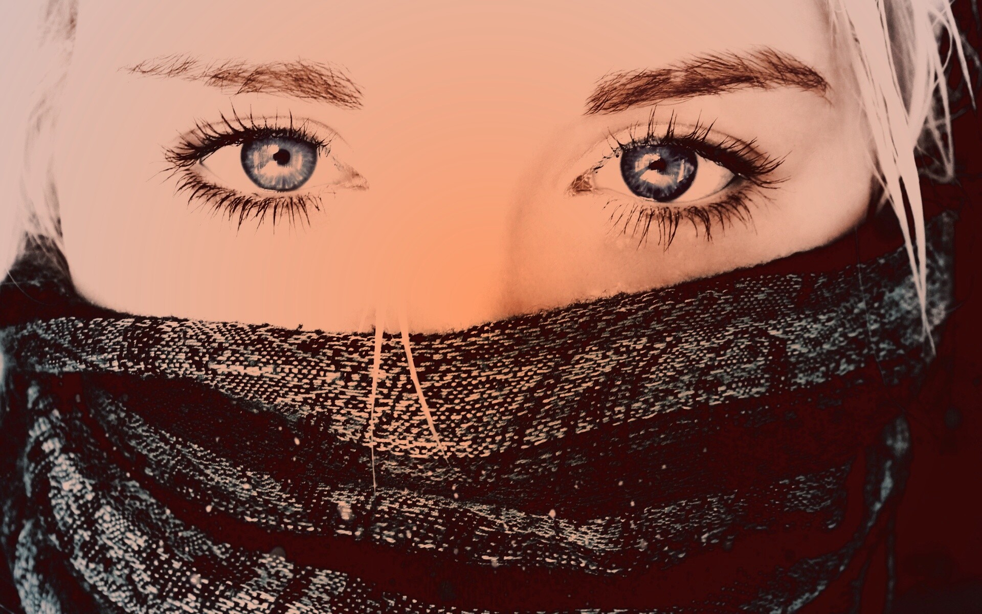 Блондинка с шарфом на лице обои