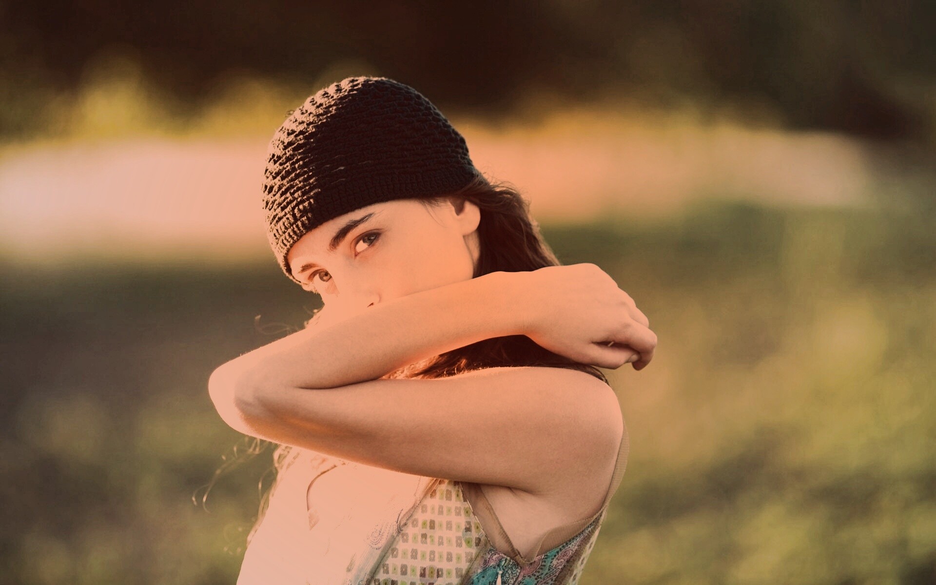 Спрятавшись за сгибом руки обои