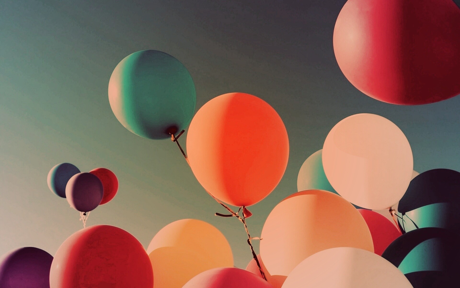 Разноцветные воздушные шарики обои