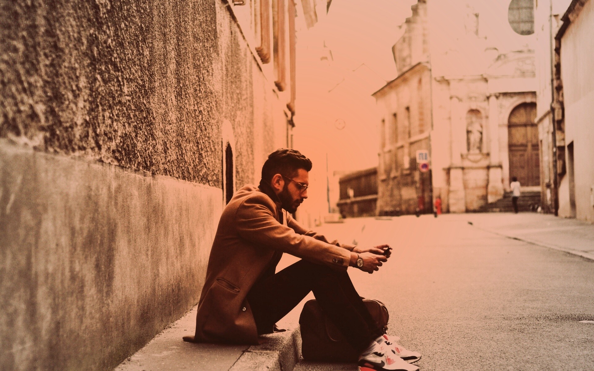 Хипстер с телефоном обои