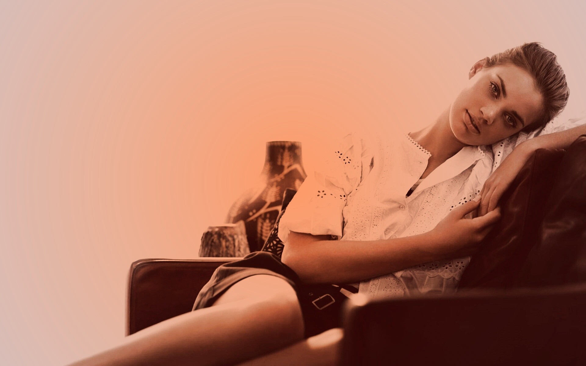 Девушка на диване обои