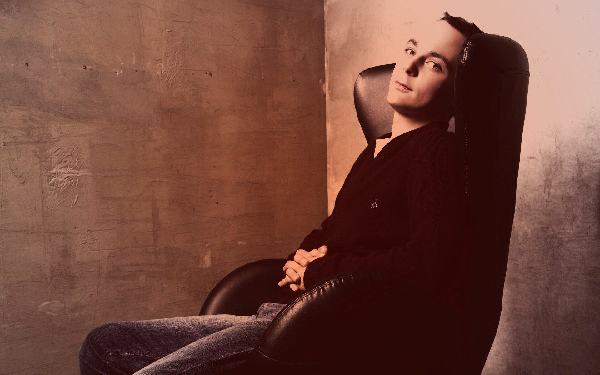 Джим Парсонс в крселе обои