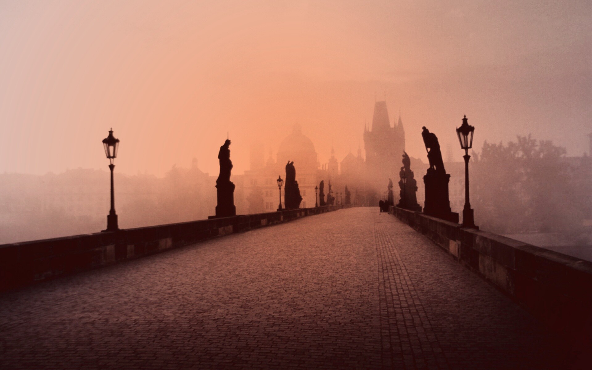 Мост с скульптурами обои