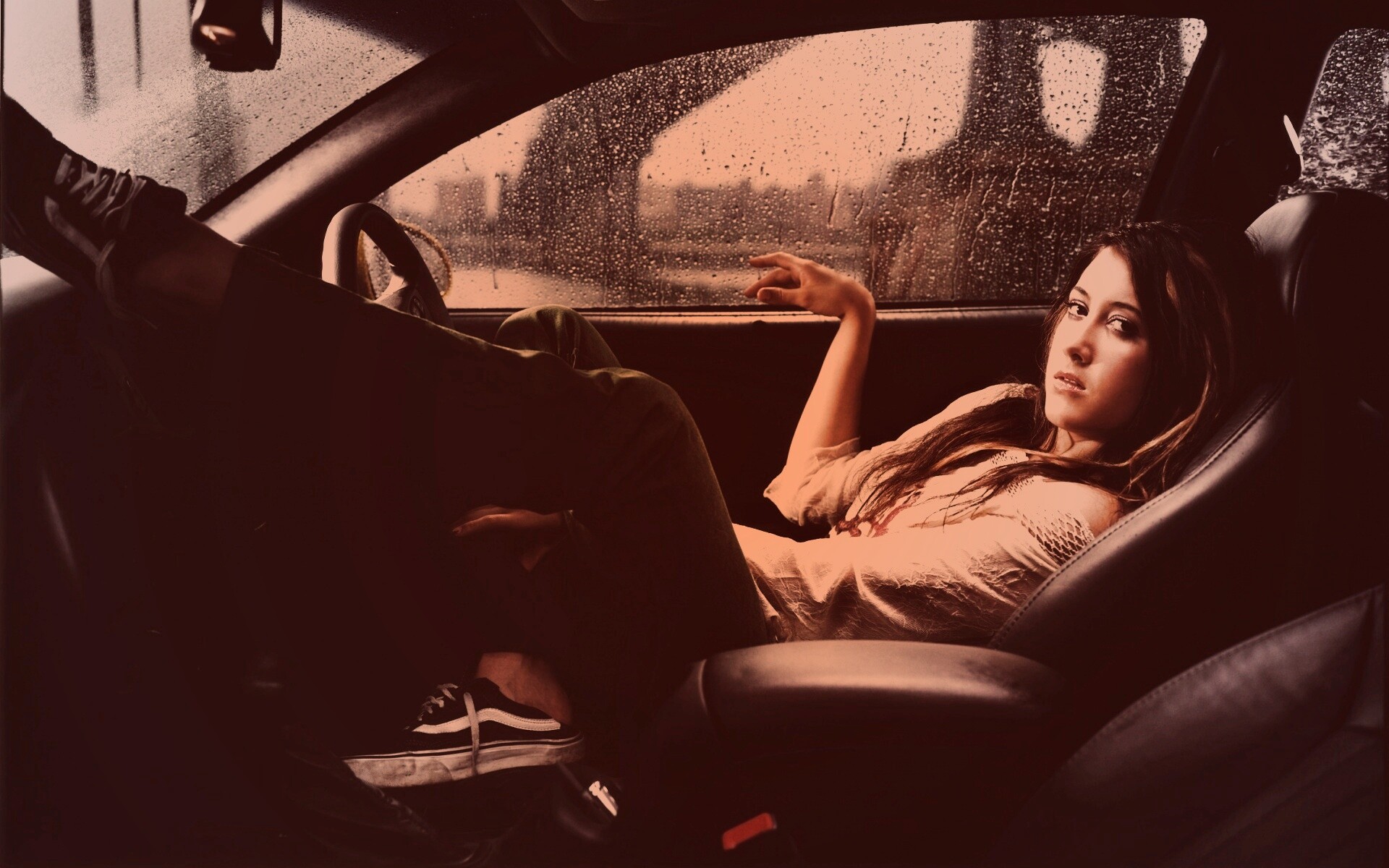 Девушка в автомобиле обои