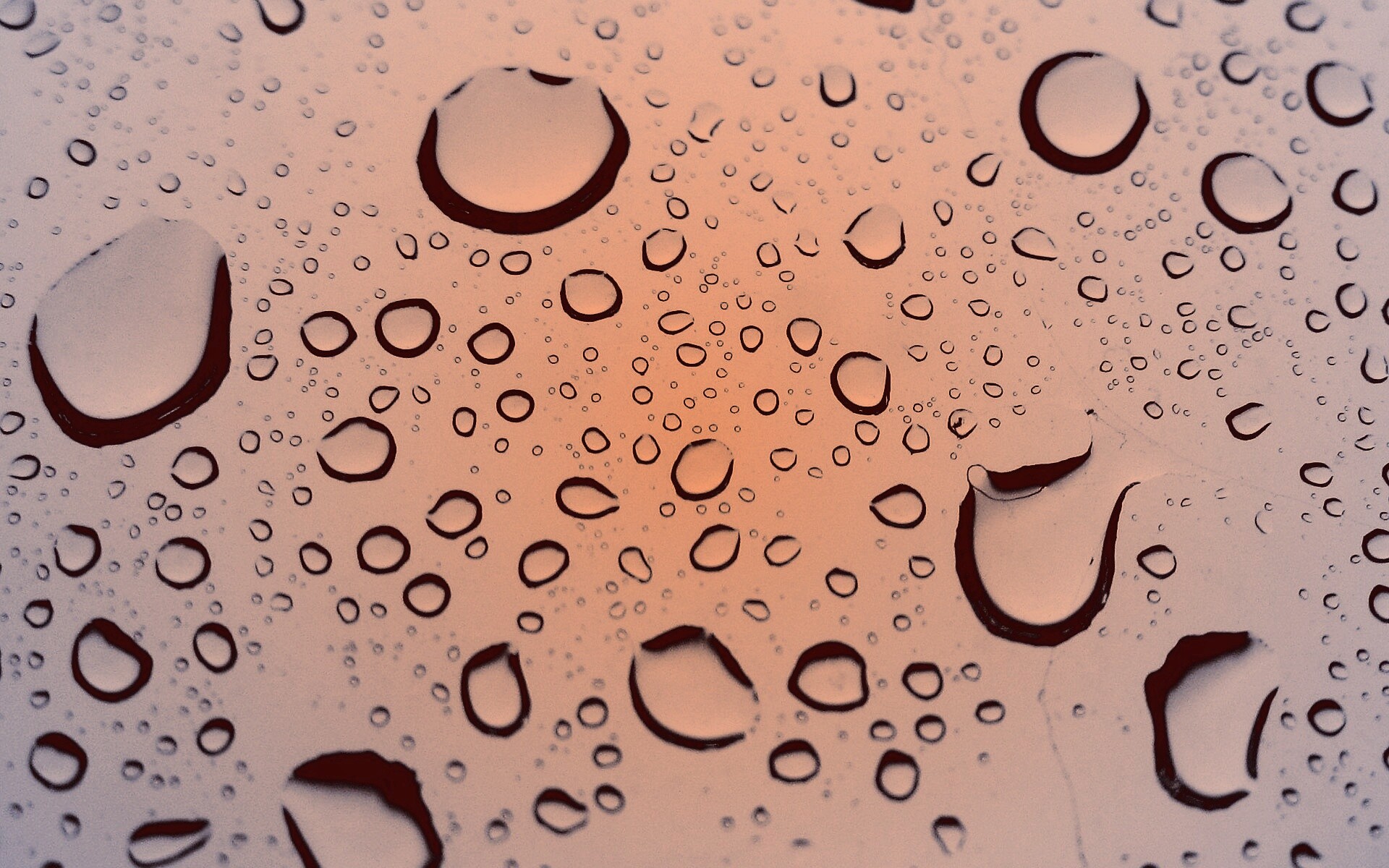 Капли воды на синем стекле обои