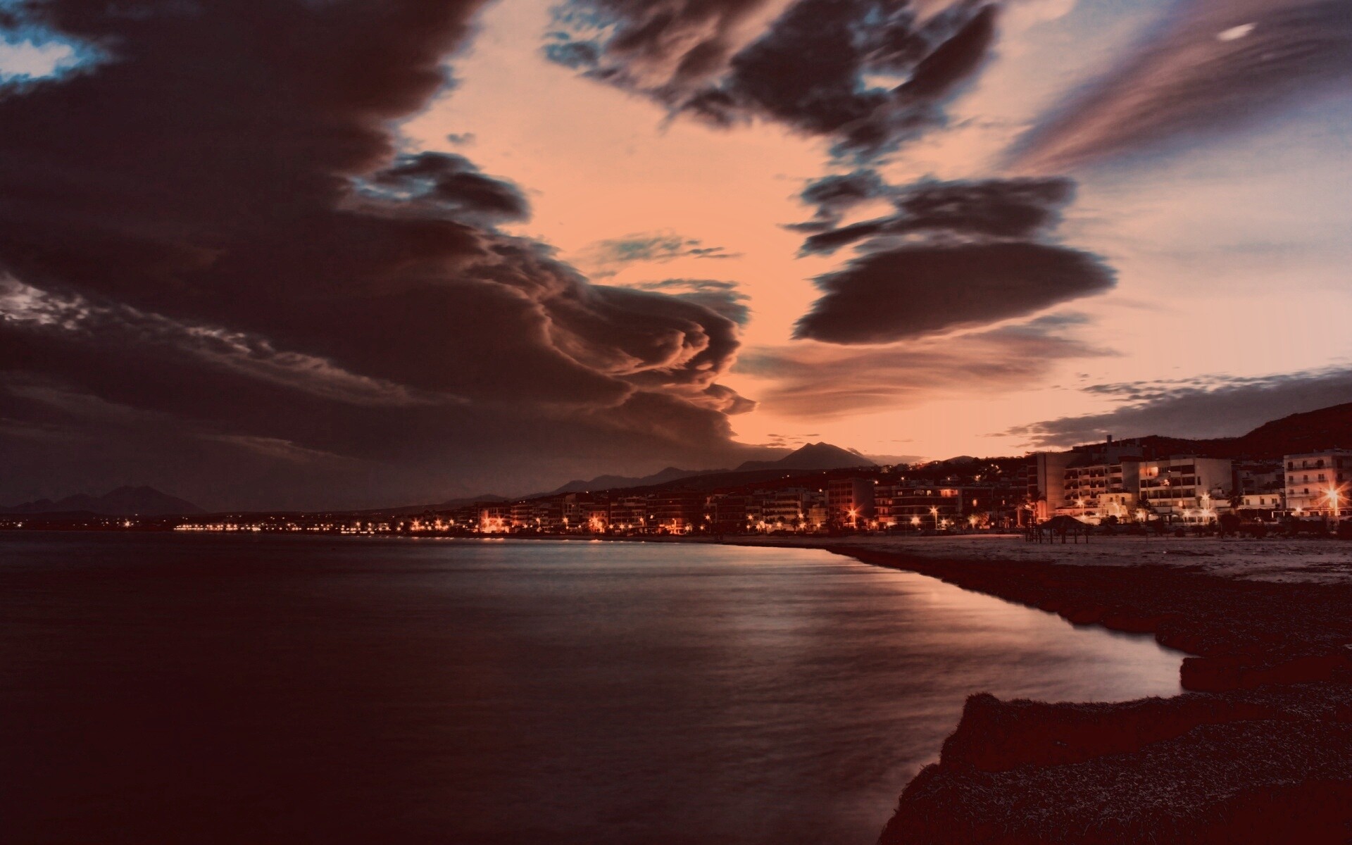 Красивый закат над городом у моря обои