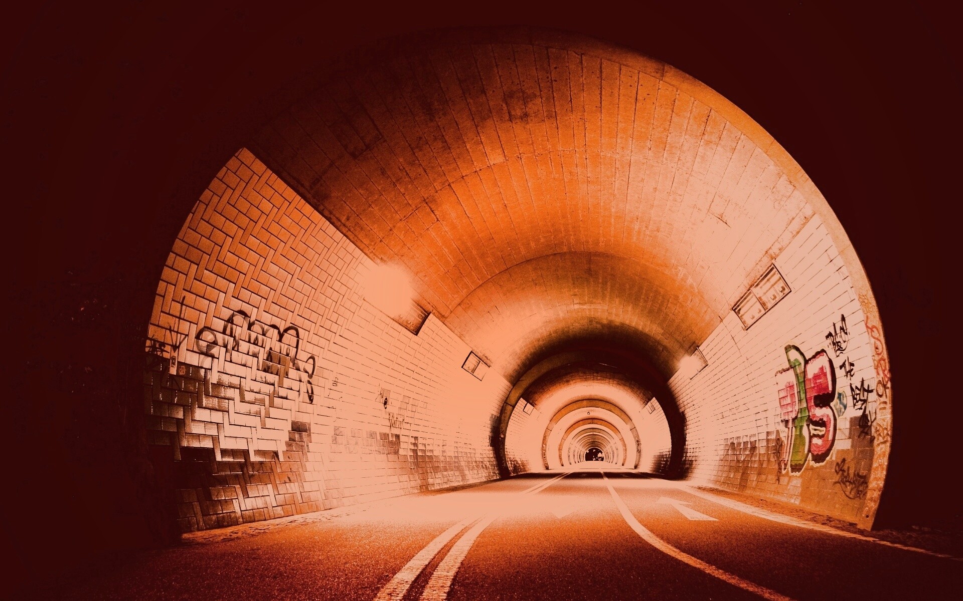 Тоннель и граффити на стенах обои