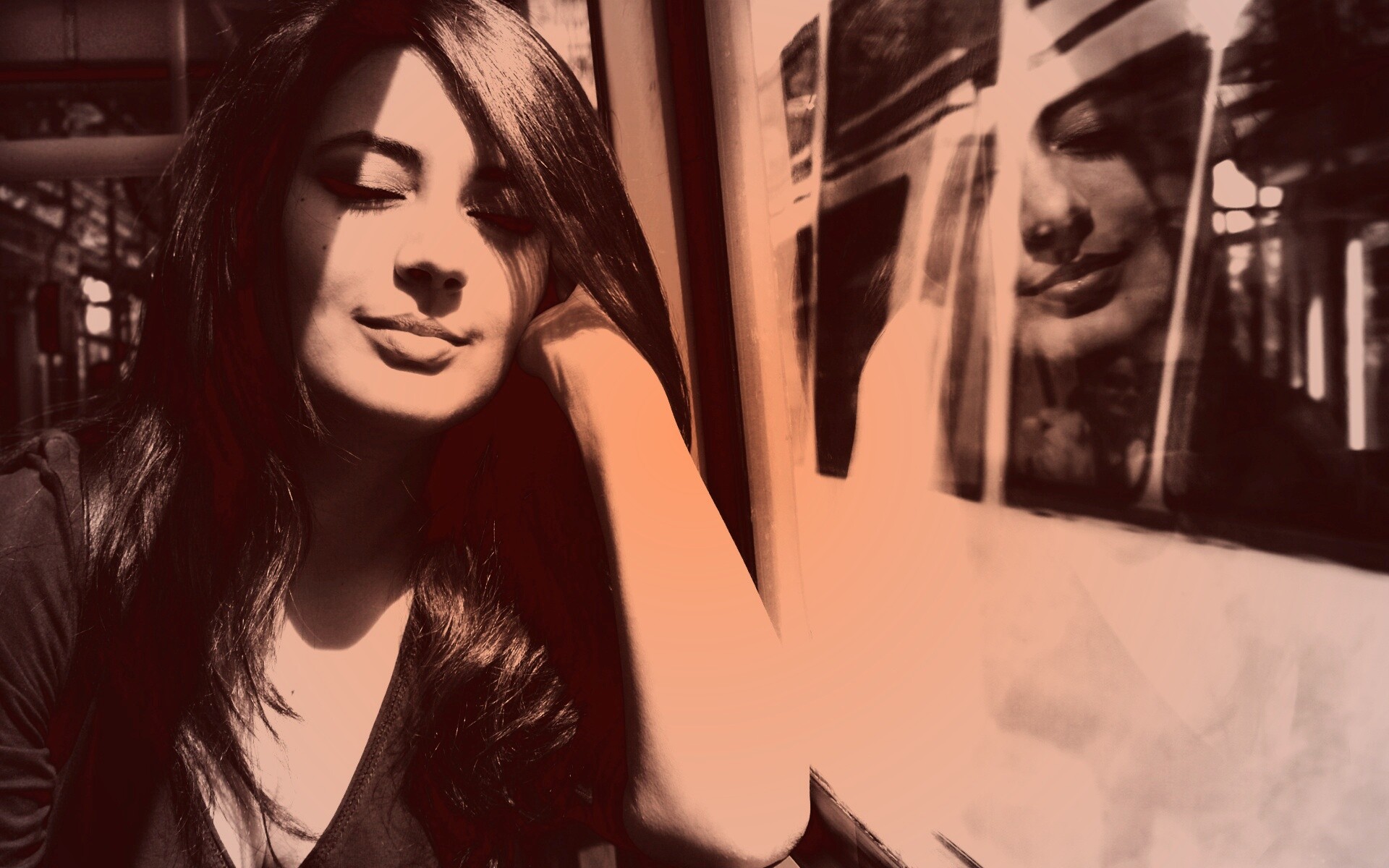 Девушка с закрытыми глазами в электричке обои