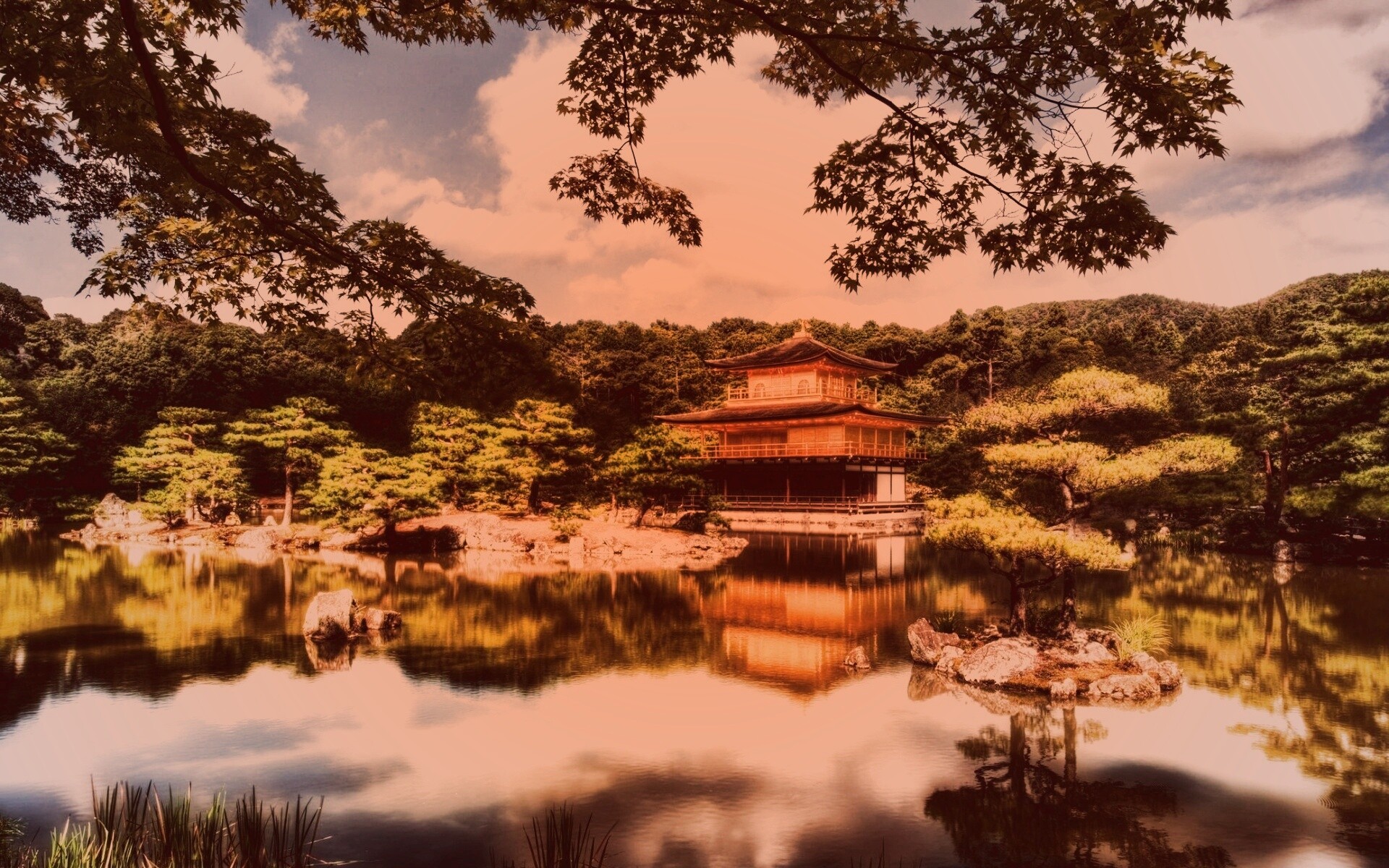 Японский домик на берегу озера обои