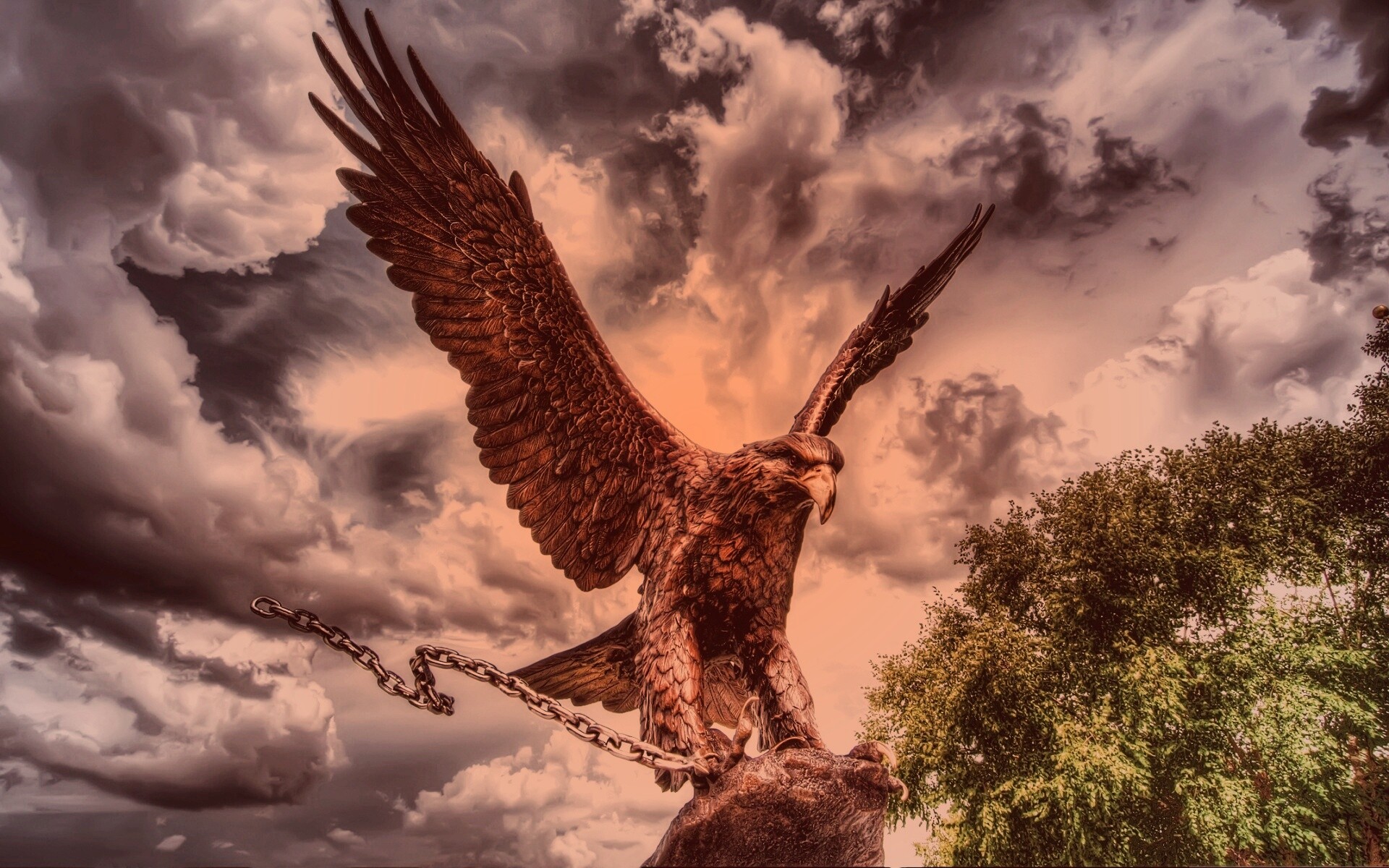 Скульптура орла с цепью в когтях обои