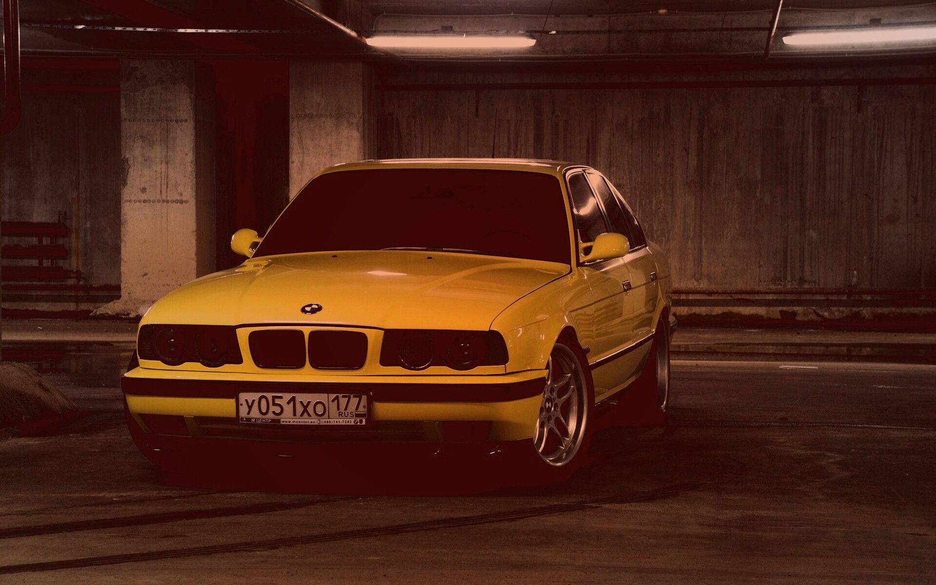 BMW M5 на стоянке обои