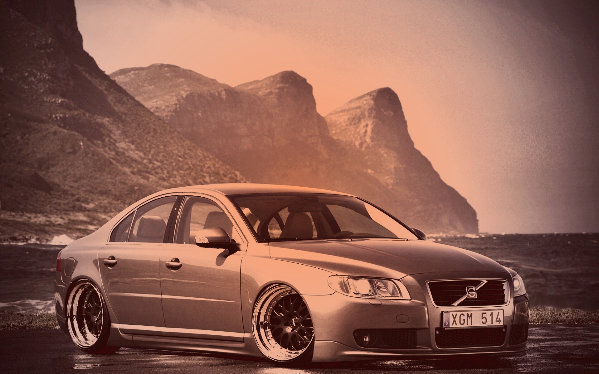 Вольво на берегу обои
