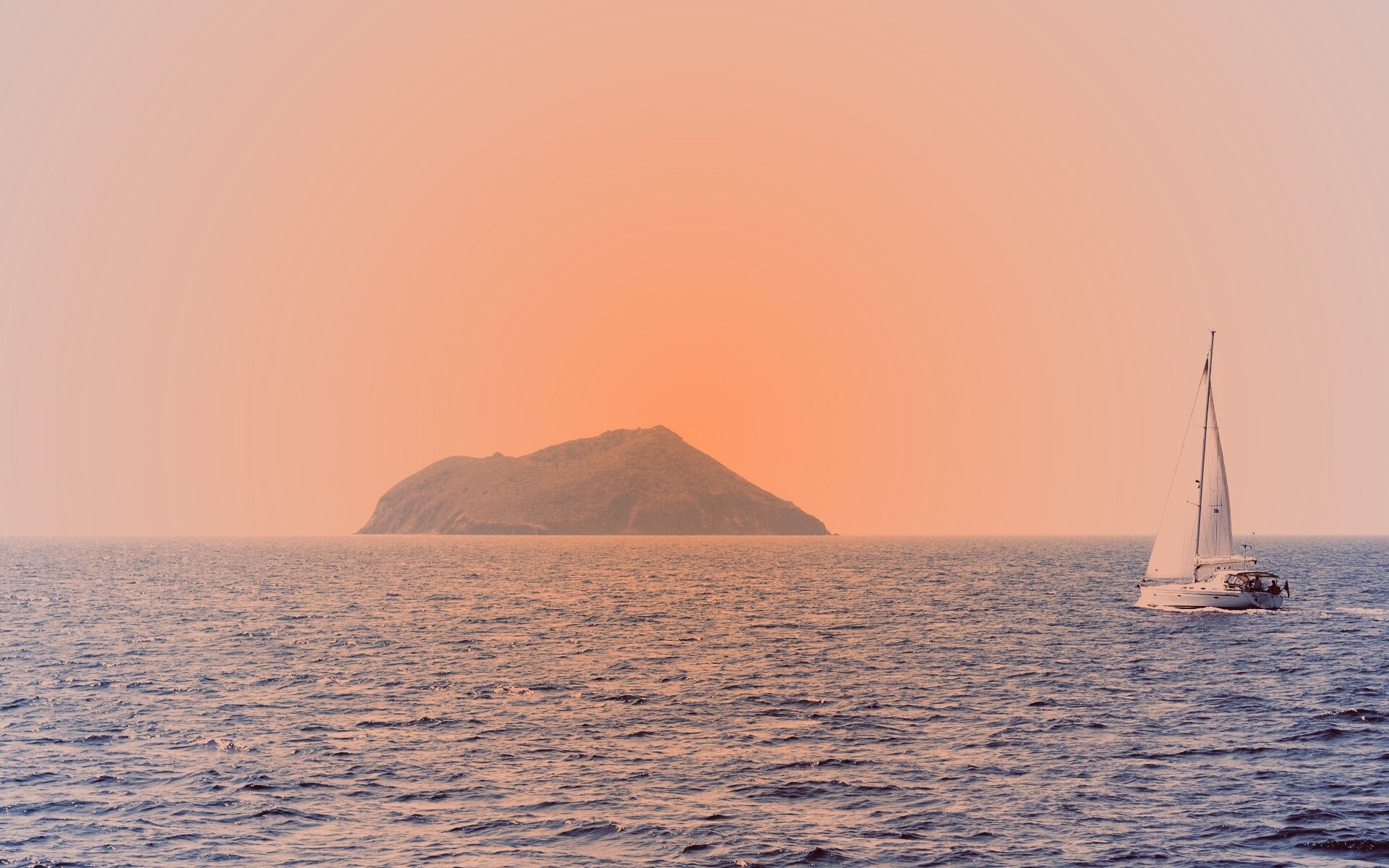 Яхта в море обои