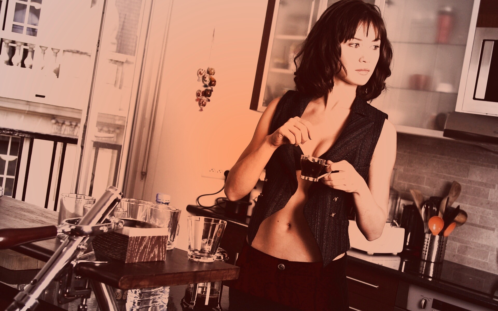 Ольга Куриленко пьет кофе обои